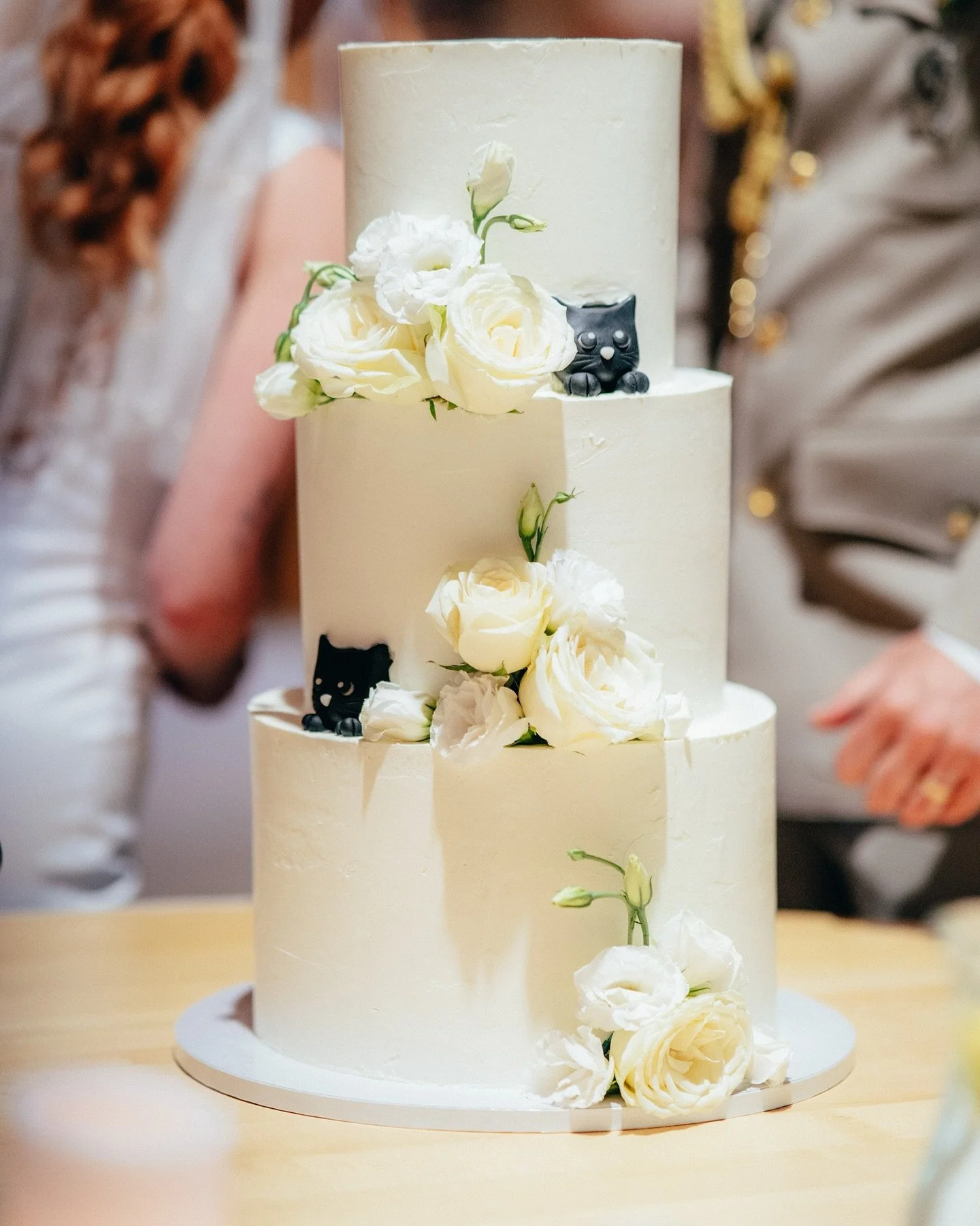 Když se elegance spoj&iacute; s osobn&iacute;m př&iacute;během 💍✨
Pro nevěstu a ženicha měly kočičky obrovsk&yacute; v&yacute;znam 🐾💕
A j&aacute; jsem byla nad&scaron;en&aacute;, že jsem je mohla zakomponovat i do svatebn&iacute;ho dortu.

V&yacut