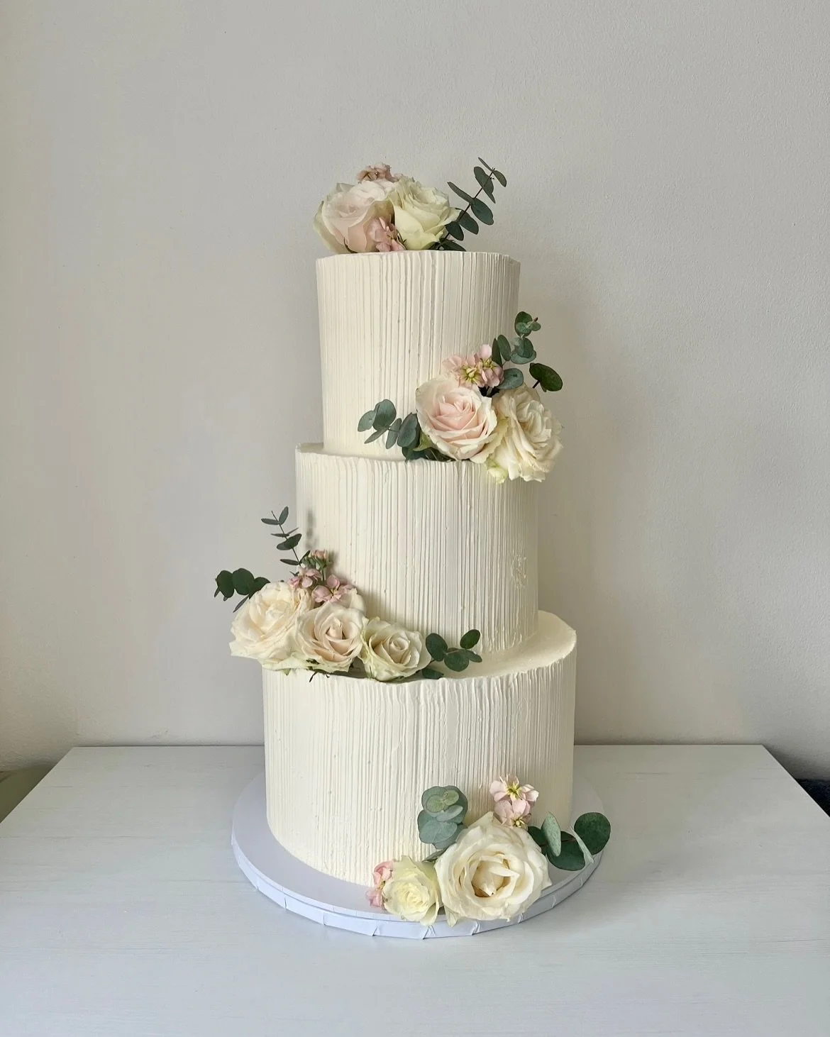 Tř&iacute;patrov&aacute; svatebn&iacute; klasika v minimalistick&eacute;m proveden&iacute; 🌸
Kr&eacute;mov&aacute; struktura, čerstv&eacute; květiny a spousta l&aacute;sky.
Kter&yacute; styl dortů se v&aacute;m l&iacute;b&iacute; nejv&iacute;c &ndas