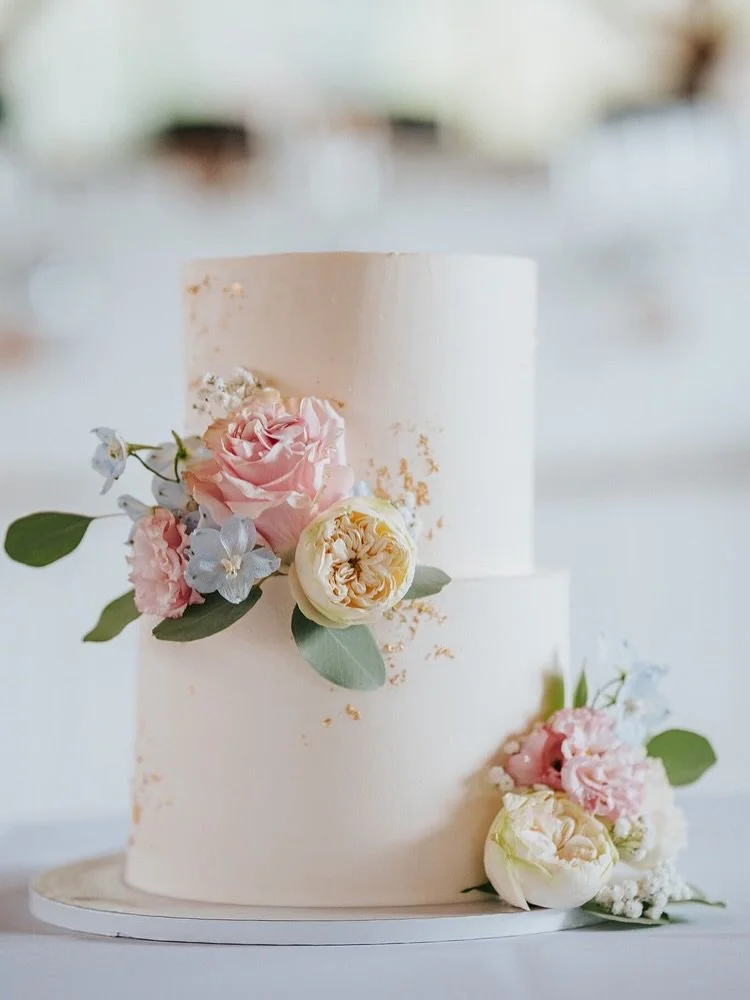 💍 Každ&yacute; svatebn&iacute; dort je pro mě v&iacute;c než jen sladkost &ndash; je to souč&aacute;st velk&eacute;ho dne pln&eacute;ho l&aacute;sky. 💕
Tento dort putoval na svatbu 60km na @svatbyvherouticich a j&aacute; měla tu čest b&yacute;t u t