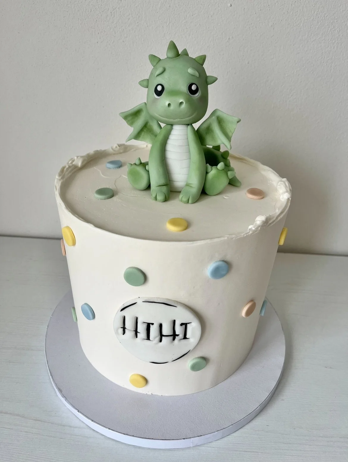 Děti narozen&eacute; ve znamen&iacute; draka 🐉 letos sfouknou svou prvn&iacute; sv&iacute;čku 🎂✨.
Pro mal&eacute;ho oslavence vznikl tenhle hrav&yacute; dort&iacute;k s dr&aacute;čkem, kter&yacute; mu bude dělat společnost při velk&eacute;m dni 💚
