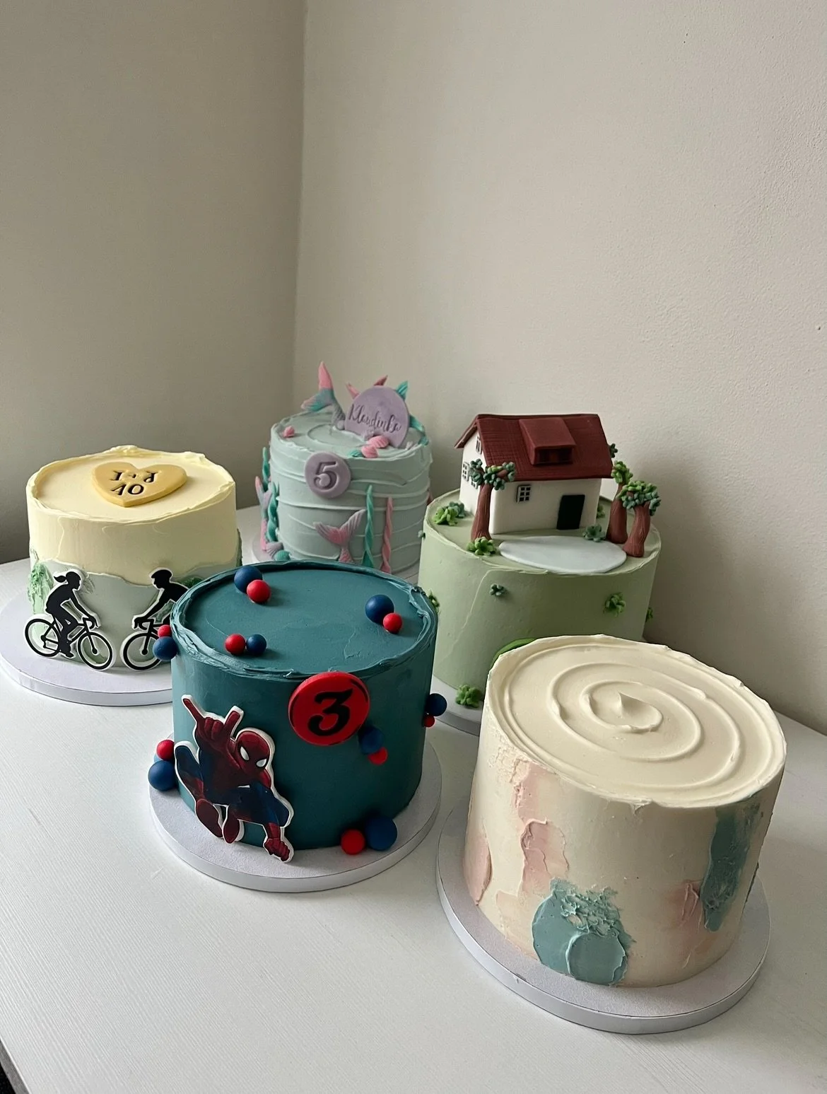 Na pečen&iacute; nejv&iacute;c miluju tu rozmanitost. Každ&yacute; dort je jin&yacute;, každ&aacute; objedn&aacute;vka je nov&aacute; v&yacute;zva a př&iacute;ležitost vyzkou&scaron;et něco jin&eacute;ho. Dneska jsem si poprv&eacute; vyfotila v&scaro