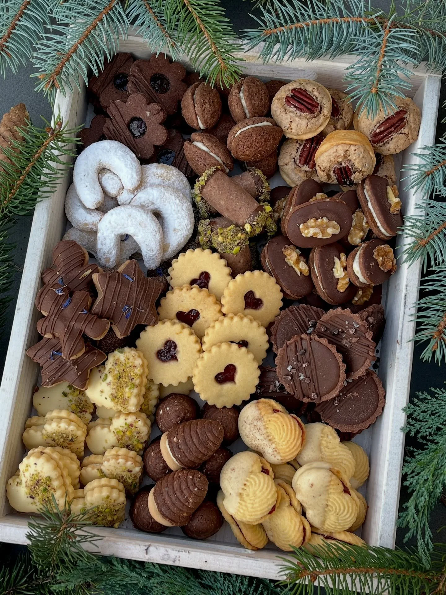 Po roce zpět s moj&iacute; nejobl&iacute;beněj&scaron;&iacute; č&aacute;st&iacute; pečen&iacute; &ndash; V&Aacute;NOČN&Iacute;M CUKROV&Iacute;M! 🎄

Strukturu leto&scaron;n&iacute;ho cukrov&iacute; jsem si začala pl&aacute;novat hned, jak jsem dokonč