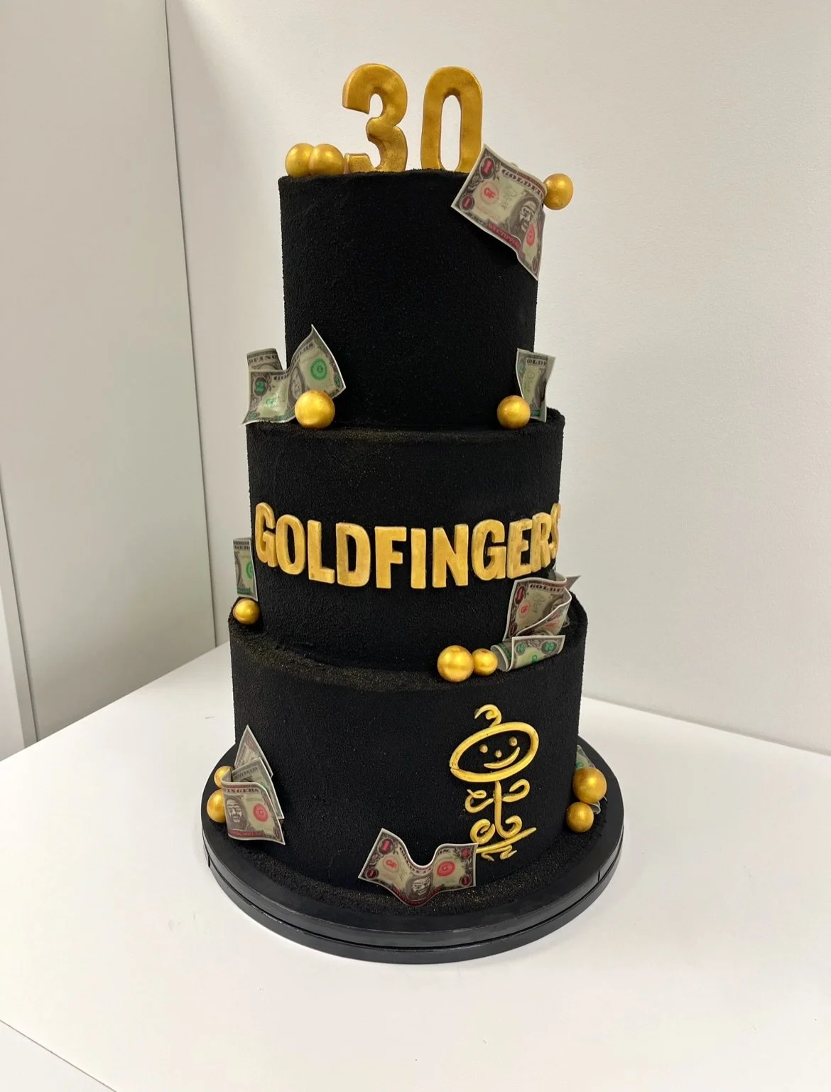 Dort vytvořen&yacute; k 30. v&yacute;roč&iacute; Goldfingers &ndash; čern&aacute; elegance, zlat&eacute; detaily a symbolika, kter&aacute; mluv&iacute; sama za sebe.
Luxus, s&iacute;la značky a oslava &uacute;spěchu v každ&eacute;m detailu 🥂🖤

Děku