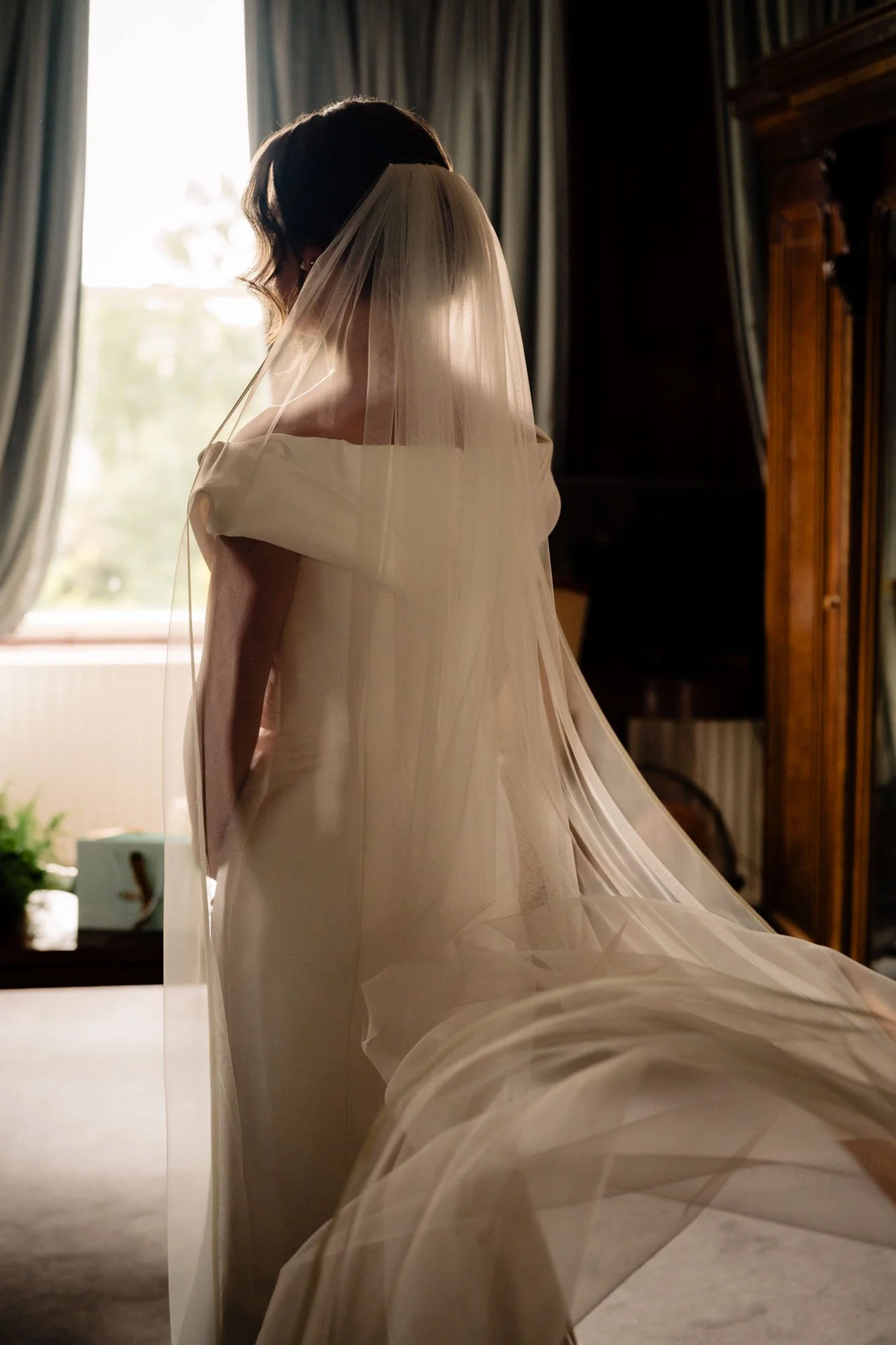 Tinakilly-House-Wedding-Photographer-Bride-Bridal-Suite-Annie-Kheffache-7.jpg