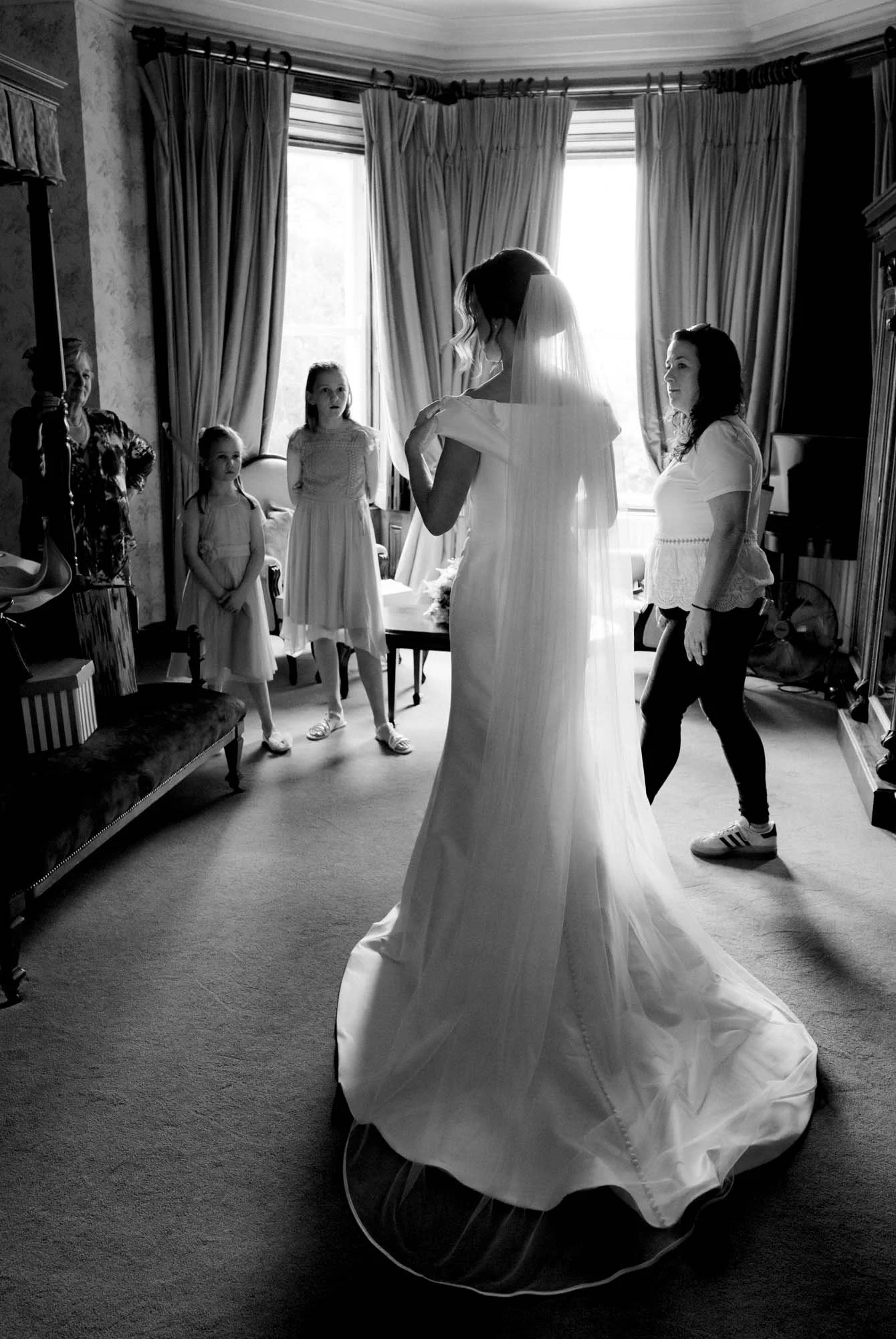Tinakilly-House-Wedding-Photographer-Bride-Bridal-Suite-Annie-Kheffache-8.jpg