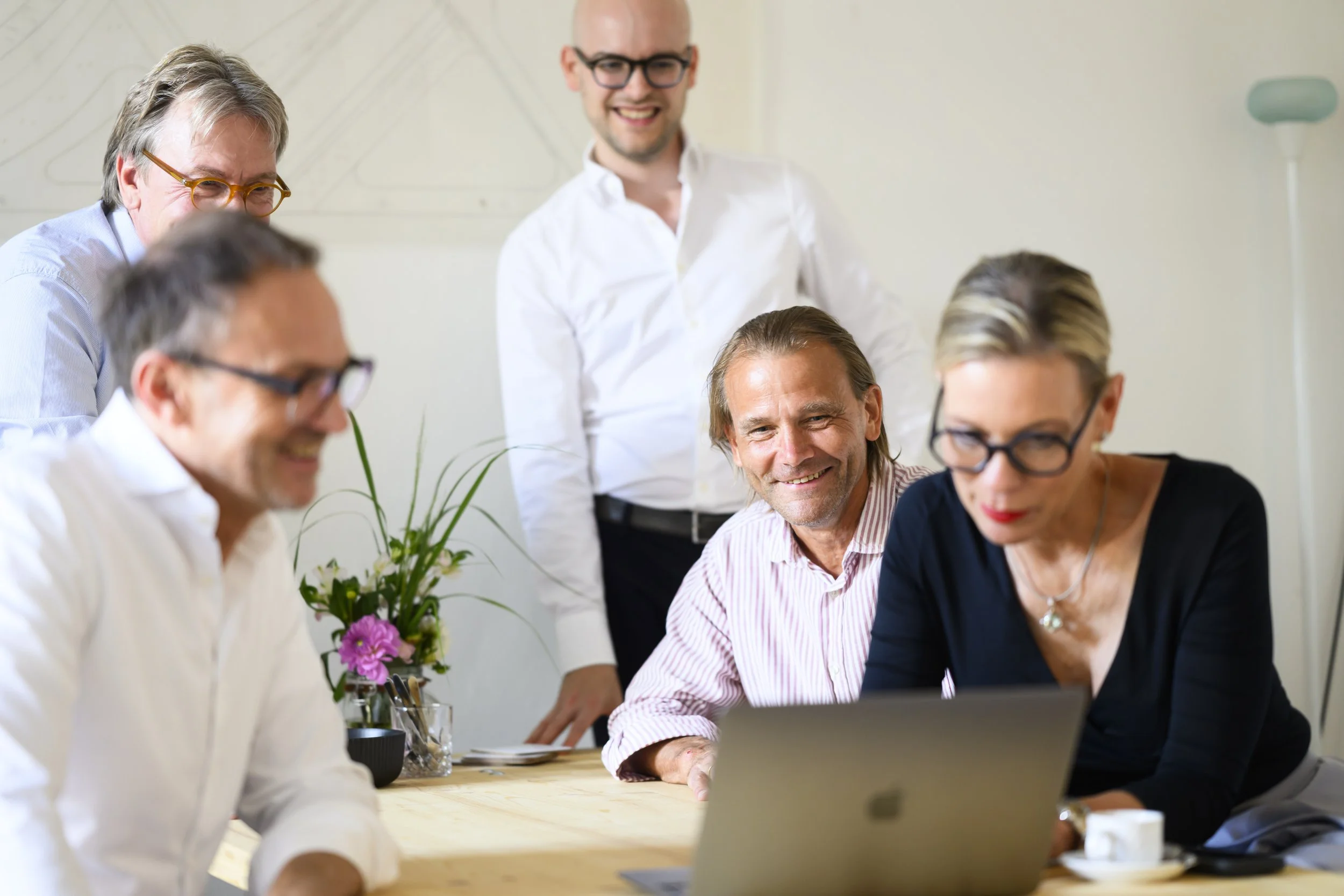 Eine Gruppe von Menschen führt einen Worrkshop in unserem WerkStadt Coworking durch.