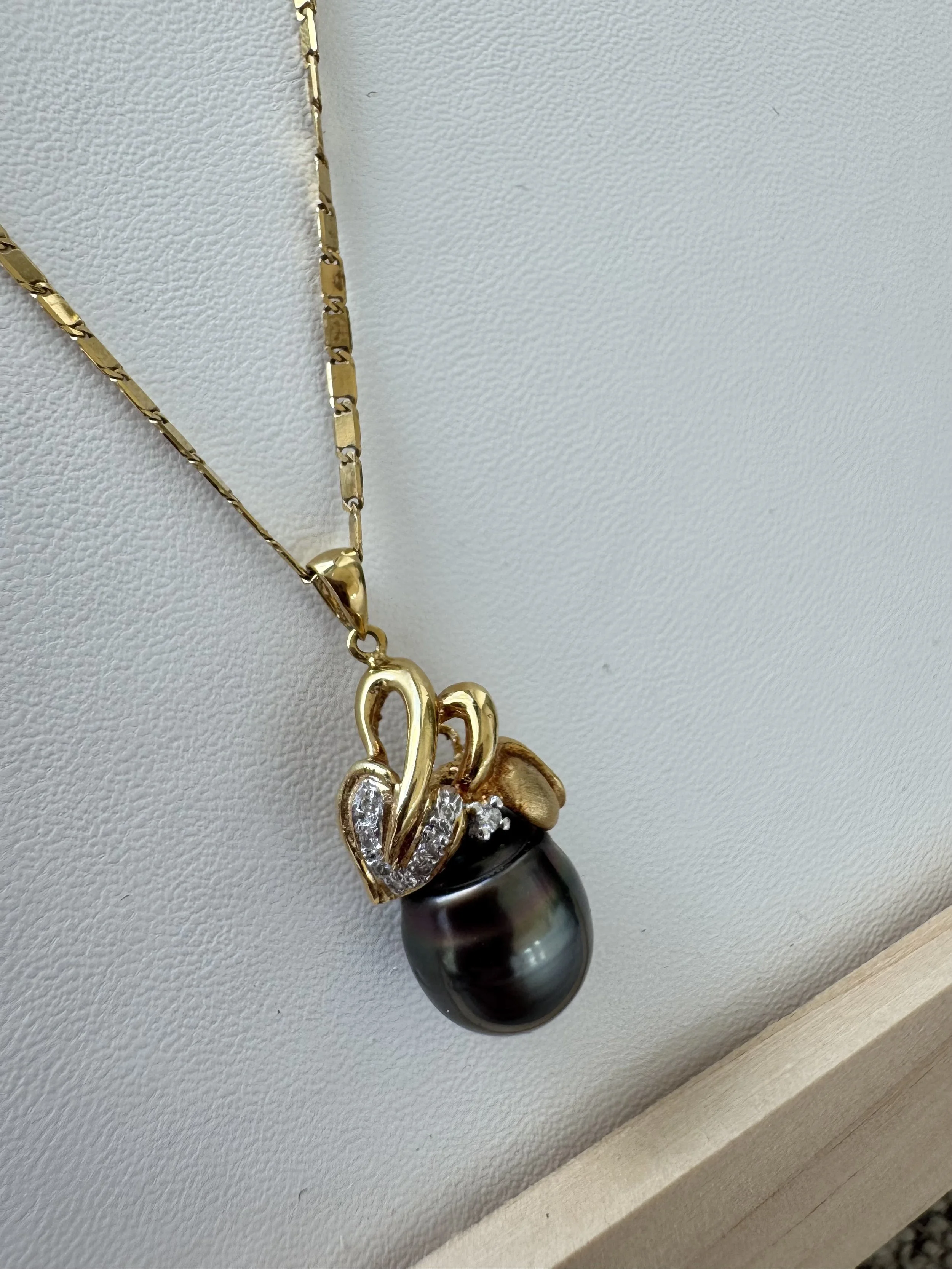 Black pearl diamond pendant necklace