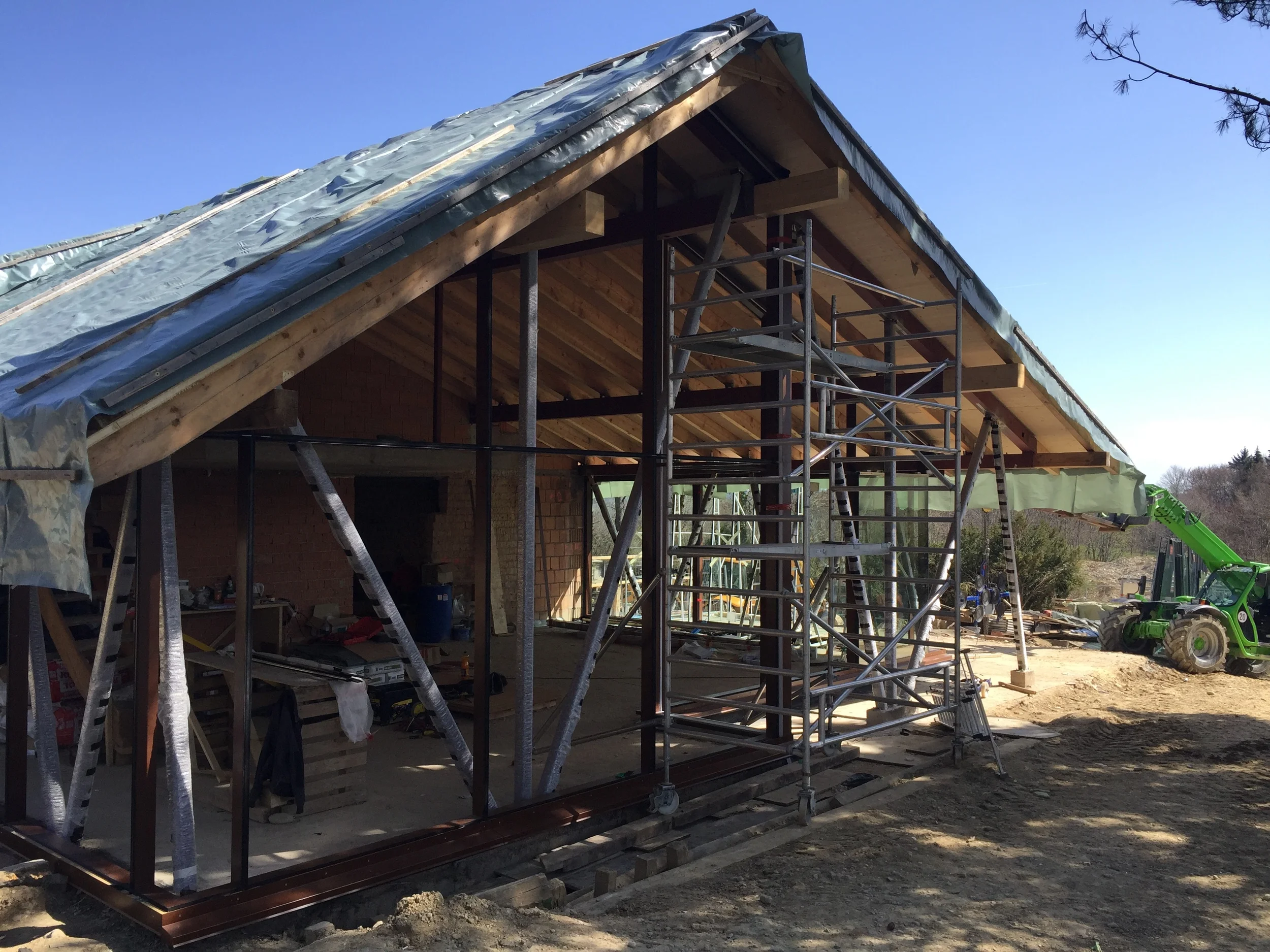 Montage der Glasfassade von Frener und Reifer aus Brixen