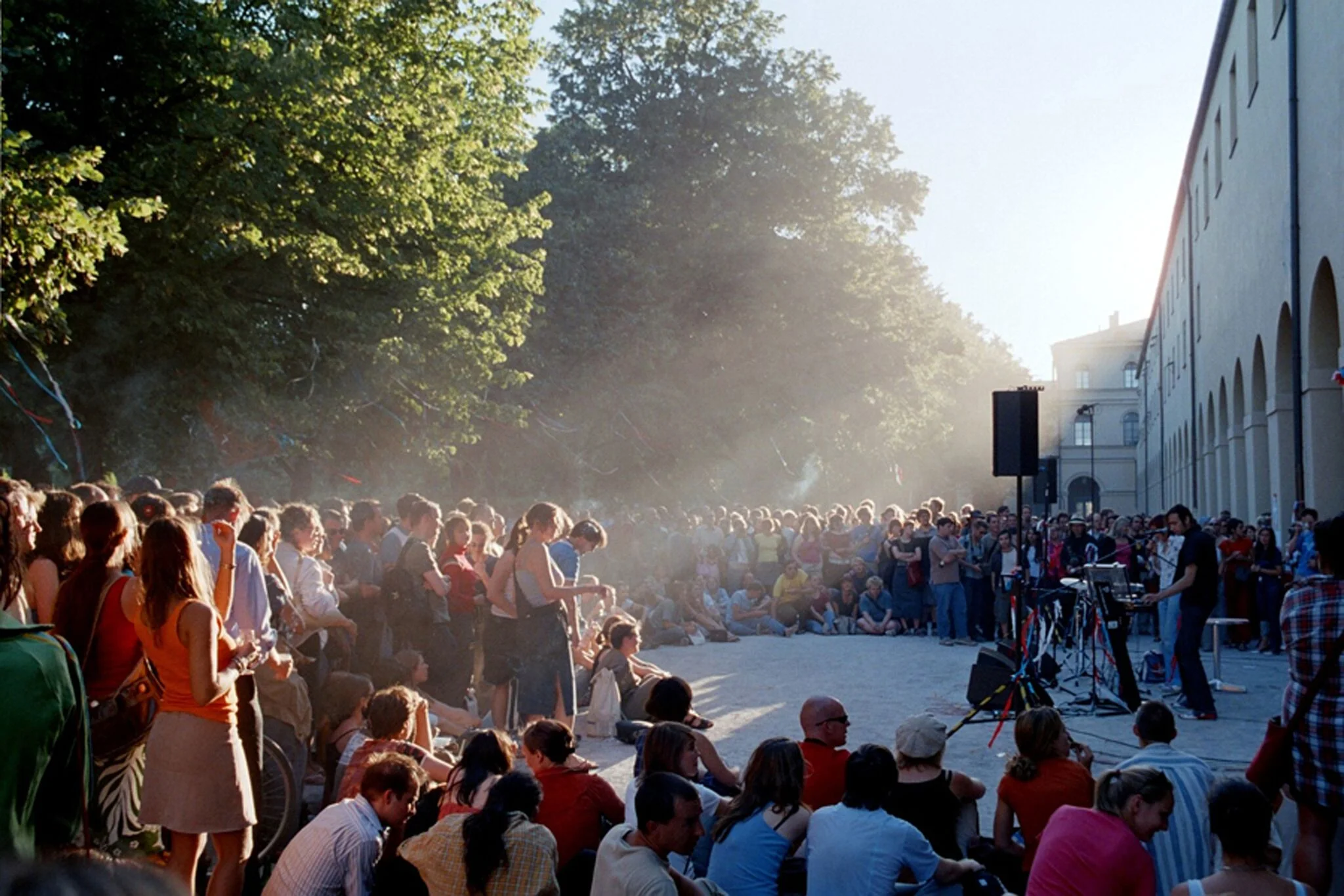 Titel: „Unangemeldetes Konzert der Band Stereo Total im Hofgarten“ Foto: Stefan Zöller