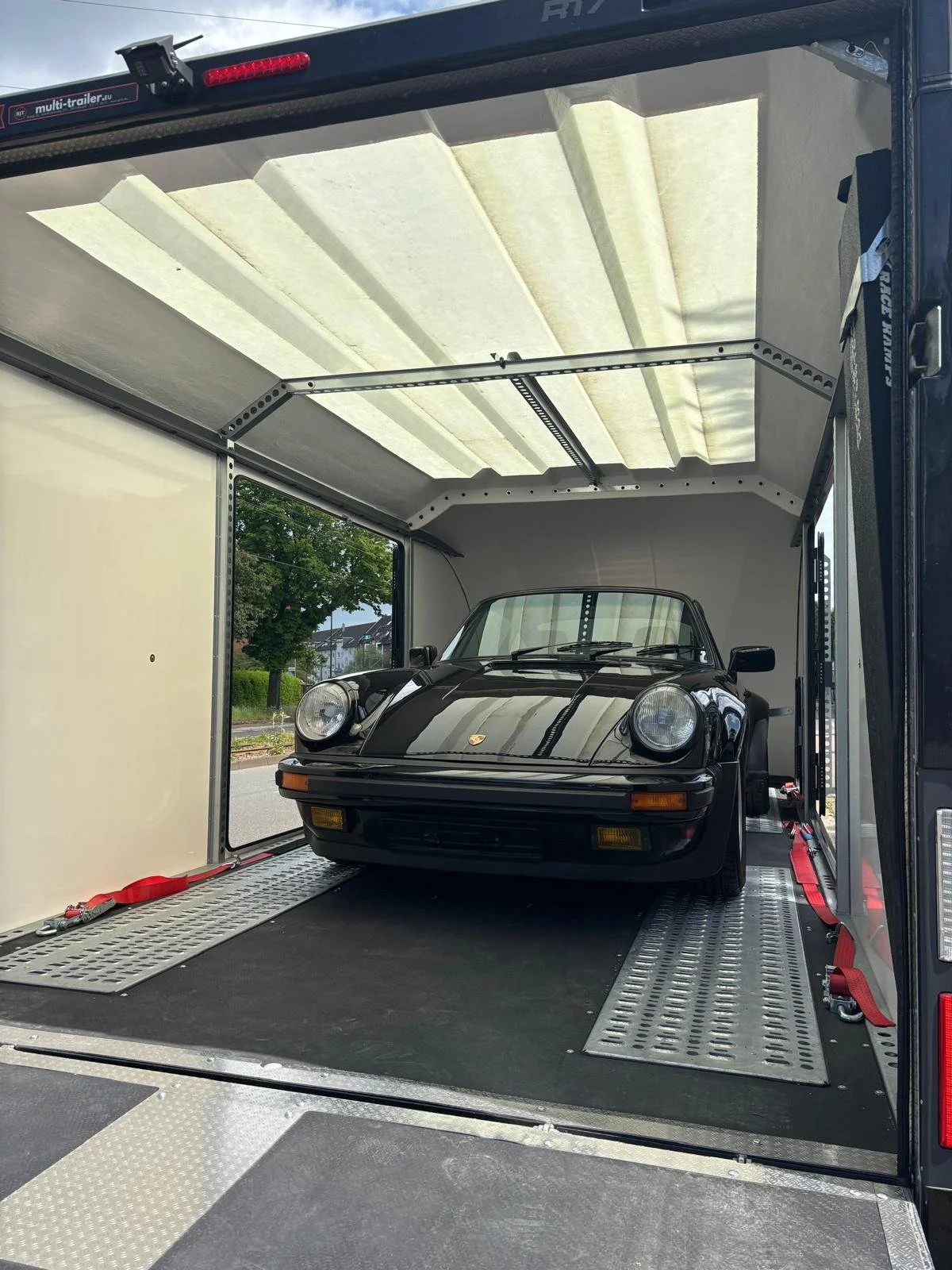 Veilig oldtimer transport voor exclusieve Porsche 911 Turbo in gesloten aanhanger