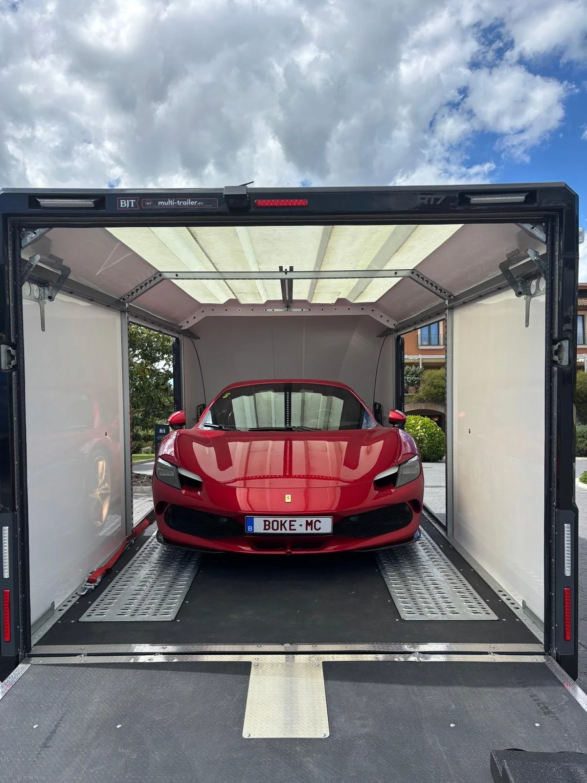 Betrouwbaar gesloten transport voor een Ferrari 296 GTS tijdens internationaal vervoer