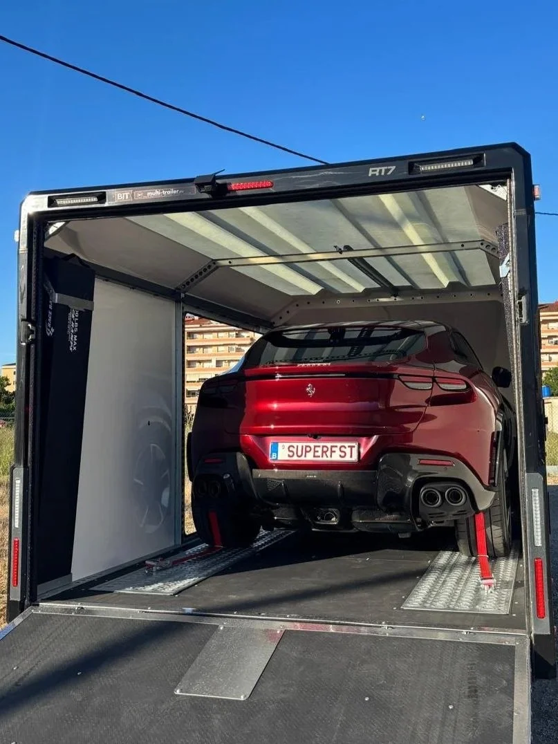 Betrouwbaar, exclusief gesloten autotransport voor sportwagens en supercars zoals de Ferrari Purosangue