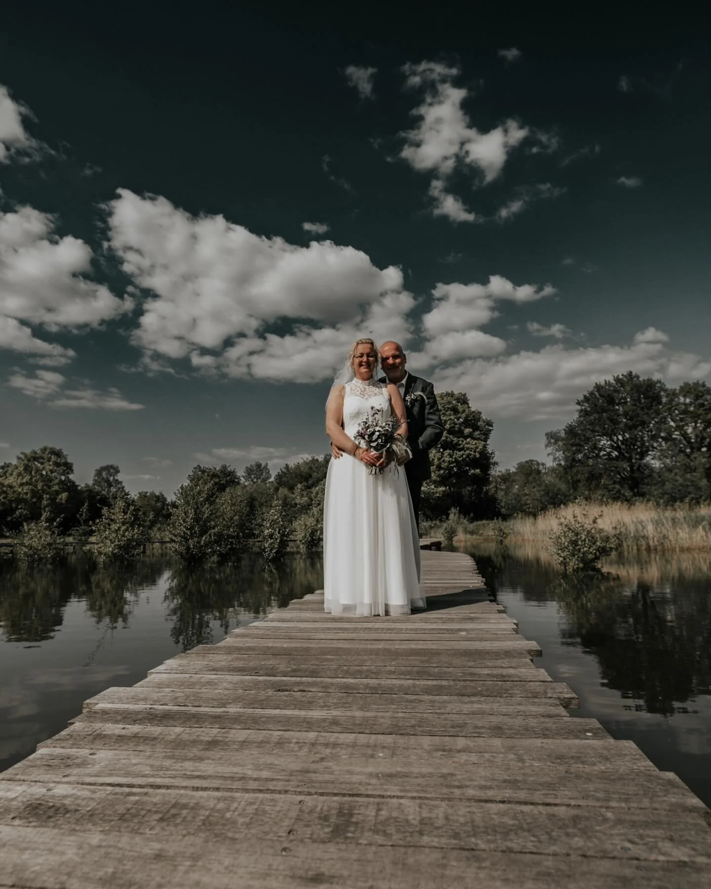 Verborgen tussen de stilte van oude bomen en het zachte ritme van het Achterhoekse land&hellip; vond de liefde haar plek. Een bruiloft op een plek waar de tijd even stil leek te staan. Dankbaar dat ik deze dag mocht vangen zoals hij &eacute;cht was p