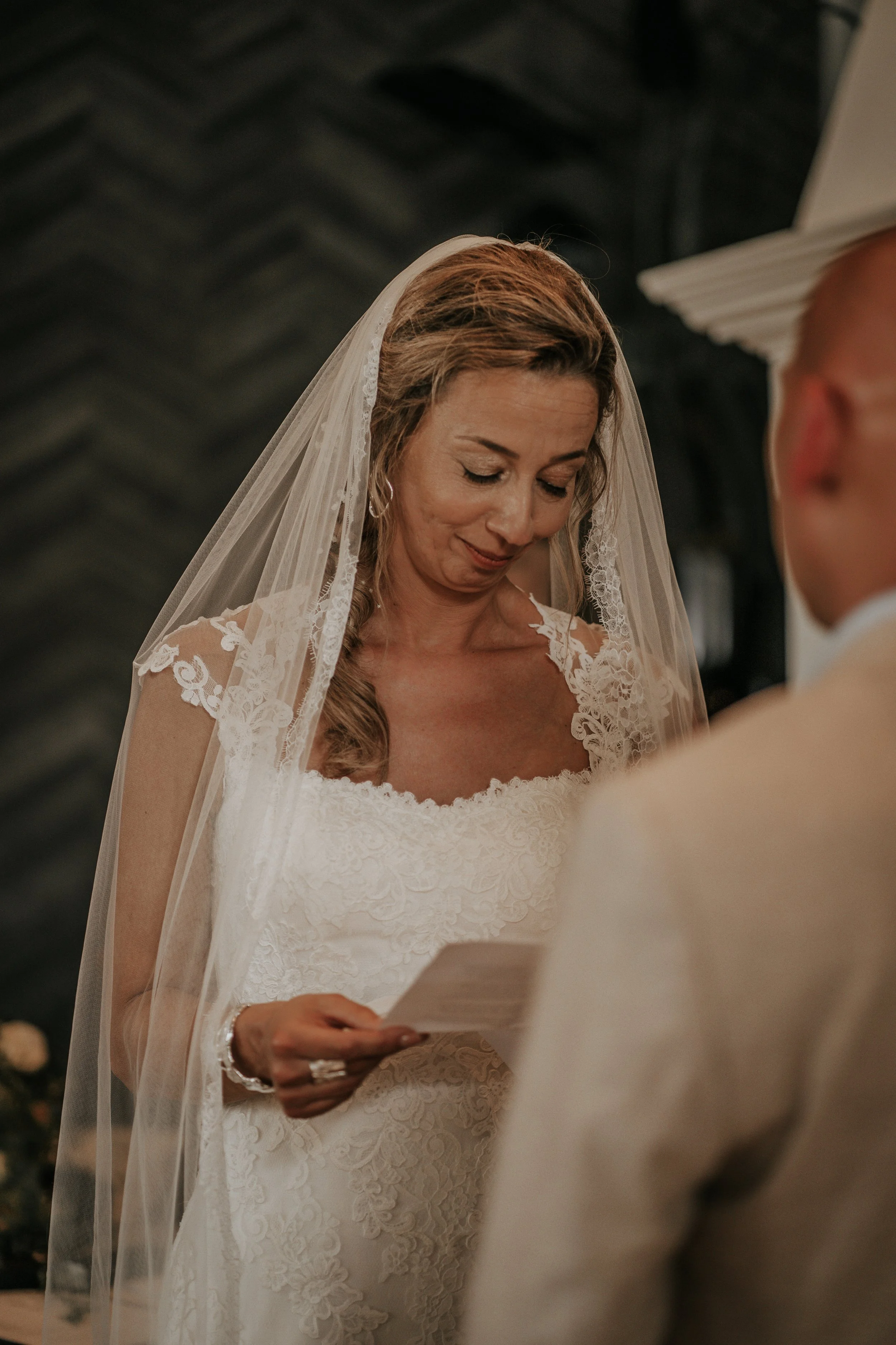 Bruid leest haar geloften voor tijdens haar huwelijk.