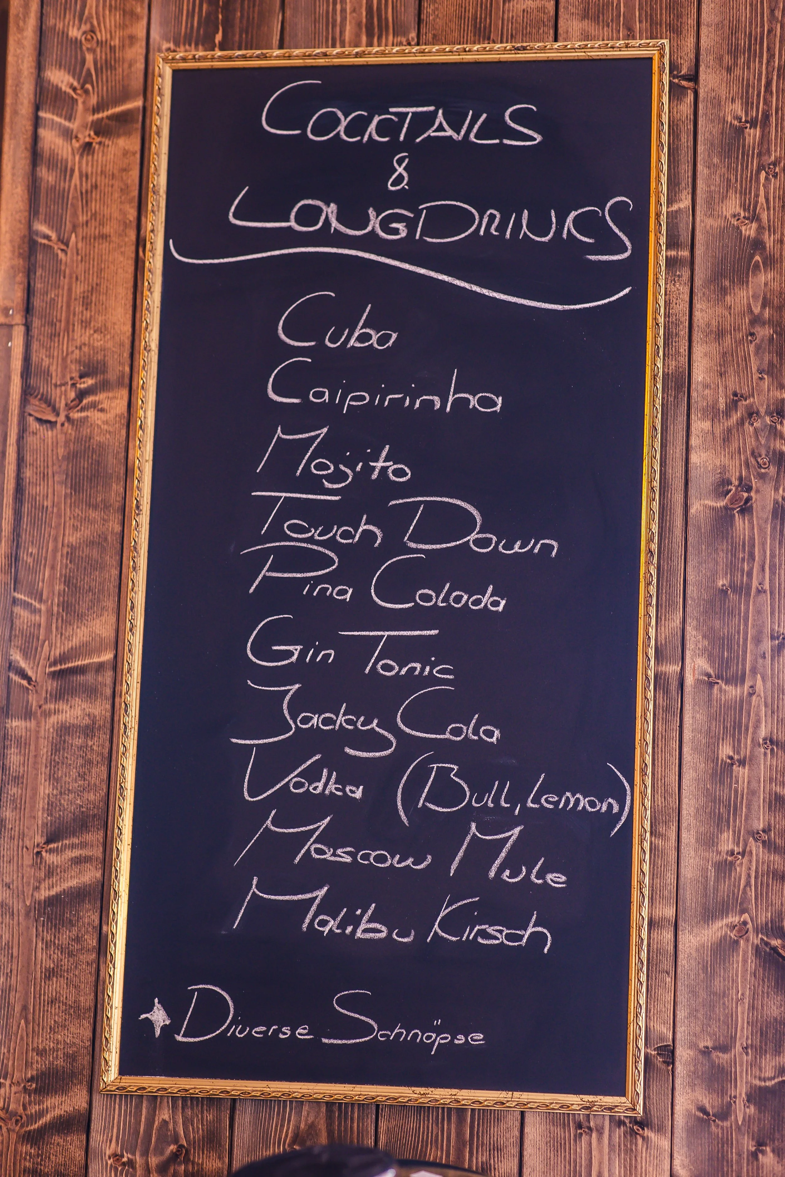 Schwarzes Wandtafel mit Getränkeliste, Rahmen, Holzvertäfelung