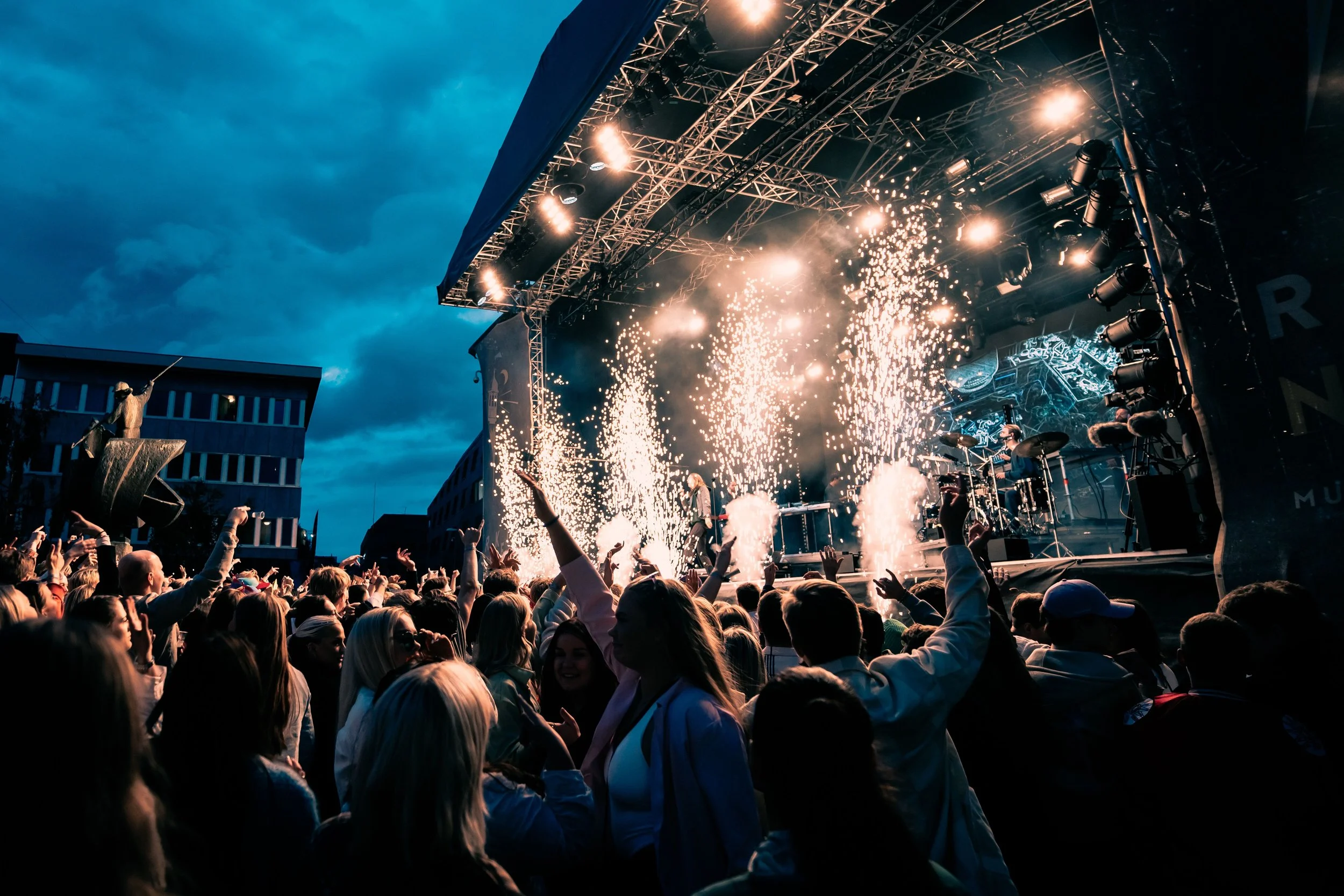 a-large-crowd-at-a-concert-on-a-bright-day-with-fi-2025-02-06-03-50-31-utc.jpg