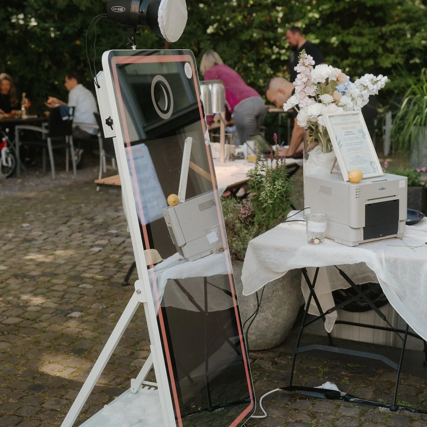 ✨ Selfie Mirror &ndash; das moderne Upgrade zur Fotobox! ✨

Statt klassischer Fotobox bekommst du bei uns einen interaktiven Spiegel, der garantiert das Highlight deiner Party wird 📸 

Was macht den Selfie Mirror so besonders?
🤍Hochwertige Fotos mi