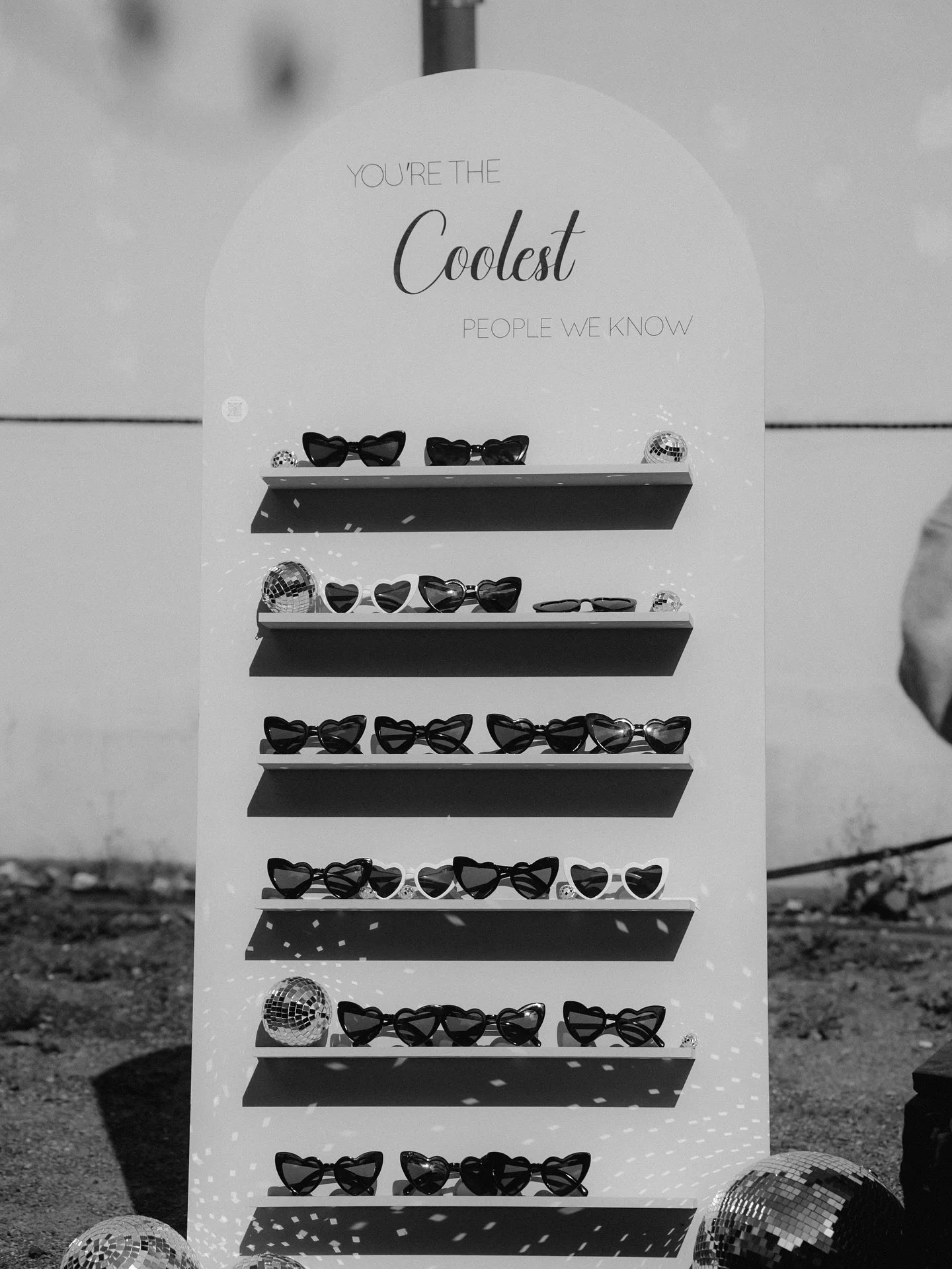 ✨ You&rsquo;re the coolest people we know ✨
Unser Sonnenbrillen-Aufsteller sorgt f&uuml;r maximale Stimmung auf eurer Party! 🪩 
Mit coolen Brillen, funkelnden Discokugeln und dem perfekten Spruch wird er zum absoluten Highlight auf der Tanzfl&auml;c
