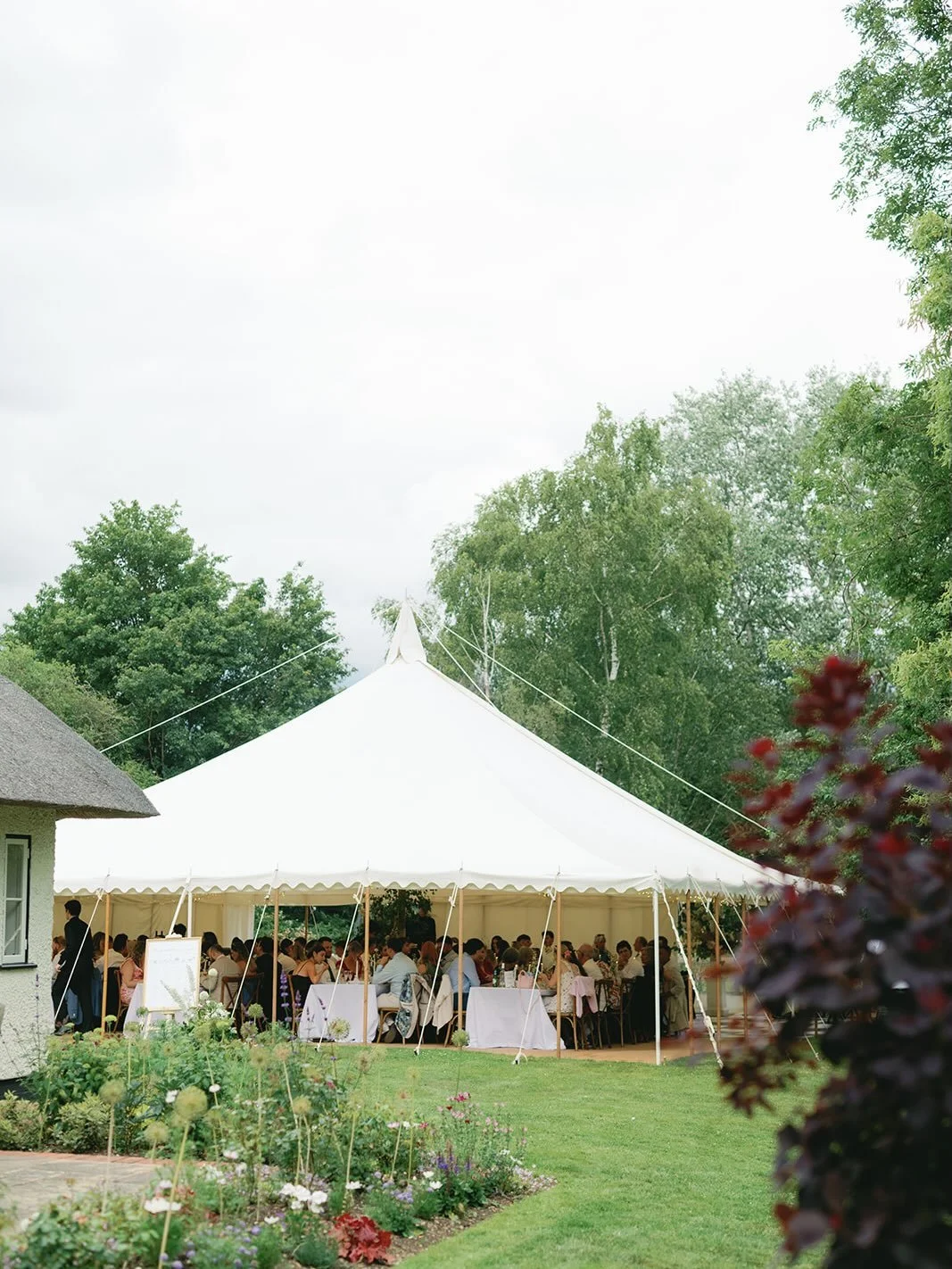 The previews of Emma &amp; Ed&rsquo;s wedding have come through🤍
One of the highlights of this wedding was being welcomed into their beautiful family garden, chatting all things flowers over a cup of tea, and creating designs that felt completely at