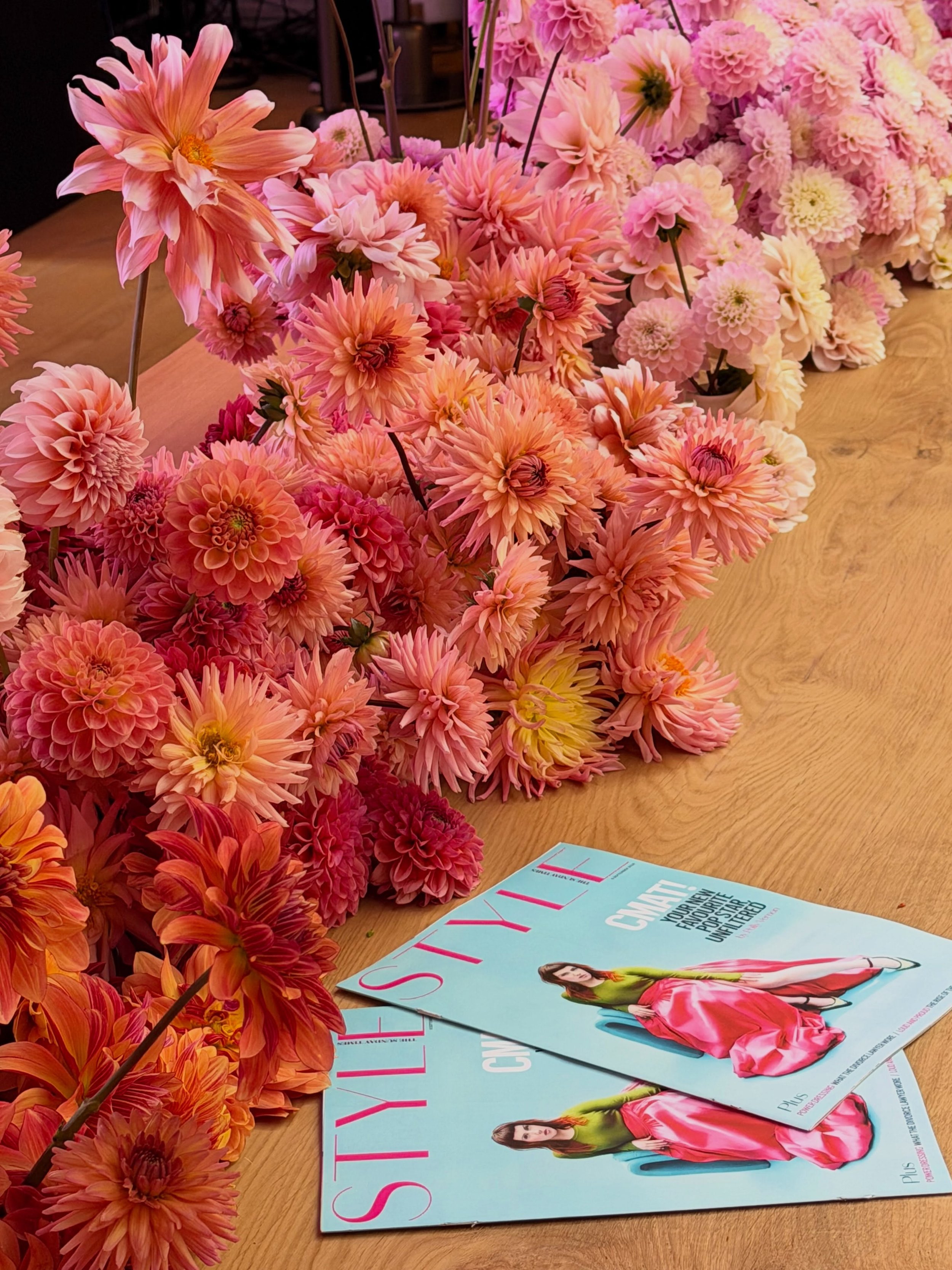 7 metres of Dahlia GORGEOUSNESS!!!!! 🧡&hearts;️🩷
British grown goodies @jazzyroseflowers 
For my incredibly talented pal who&rsquo;s visions are so beautiful @greenfieldstudio_ldn 
With @pheeking and @routesvanman ✨
