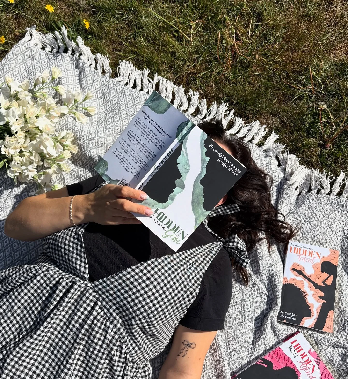 Oh, hey there, you just caught us casually reading our own book series in the park 🤭 this is so unexpected&hellip;

#selfpublishedauthor #selfpublished #authorofinstagram #bookstagram #spicyromance #bookseries #romancebookaddict #romancebooksofinsta
