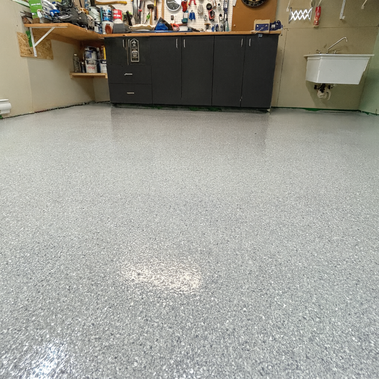 Atelier avec plancher d'époxy gris.