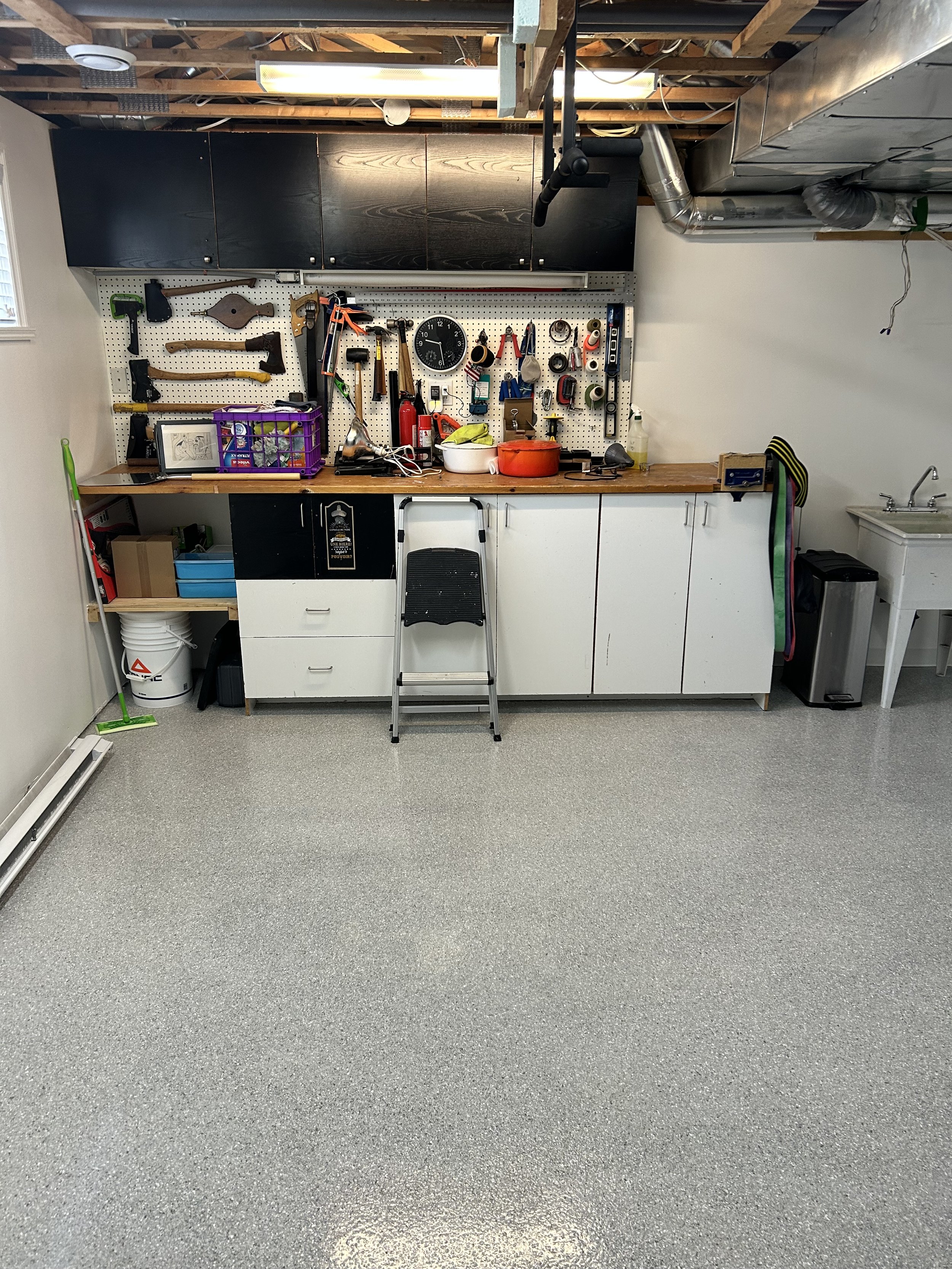 Atelier avec plancher d'époxy gris.