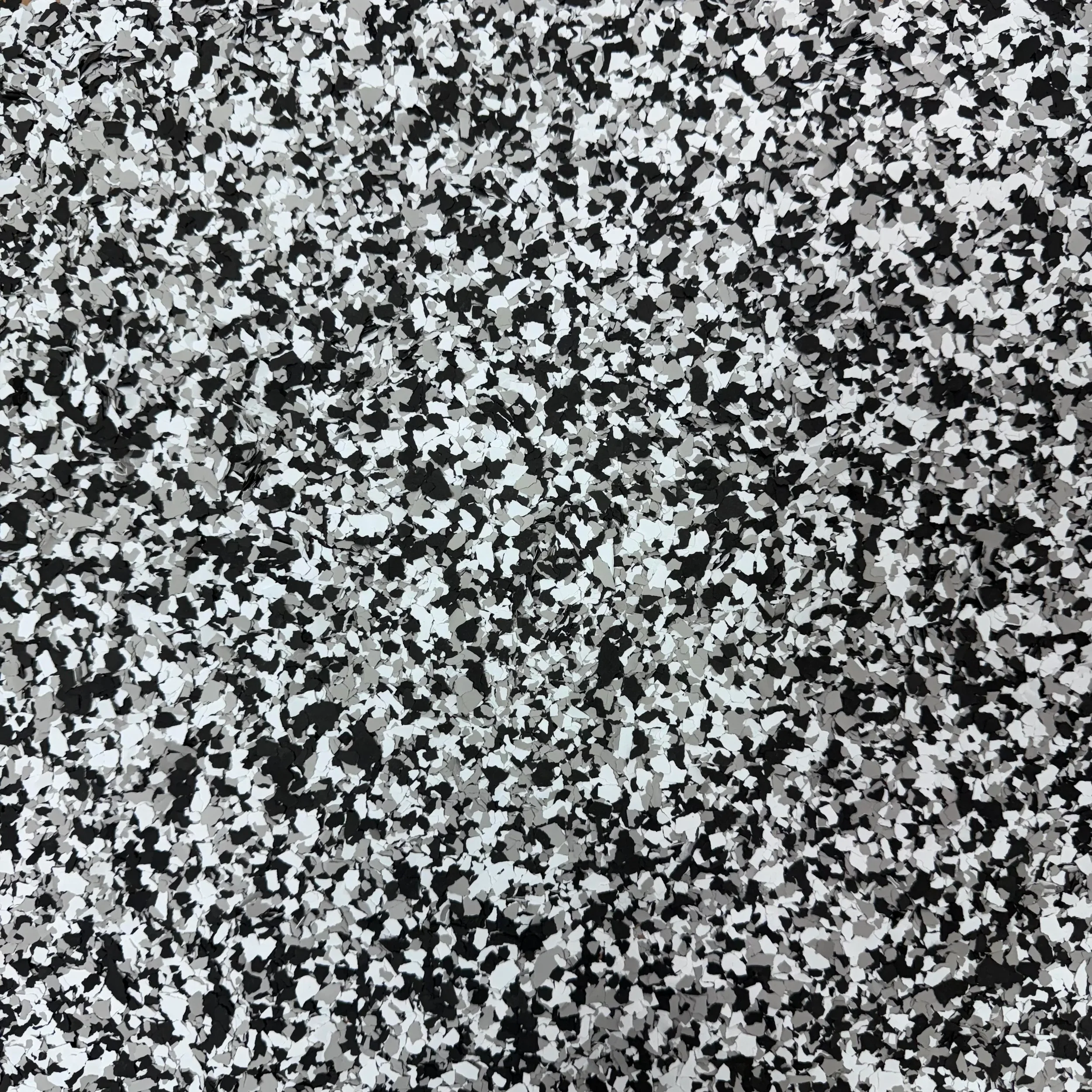 Échantillon d'époxy avec flocons gris moyen.