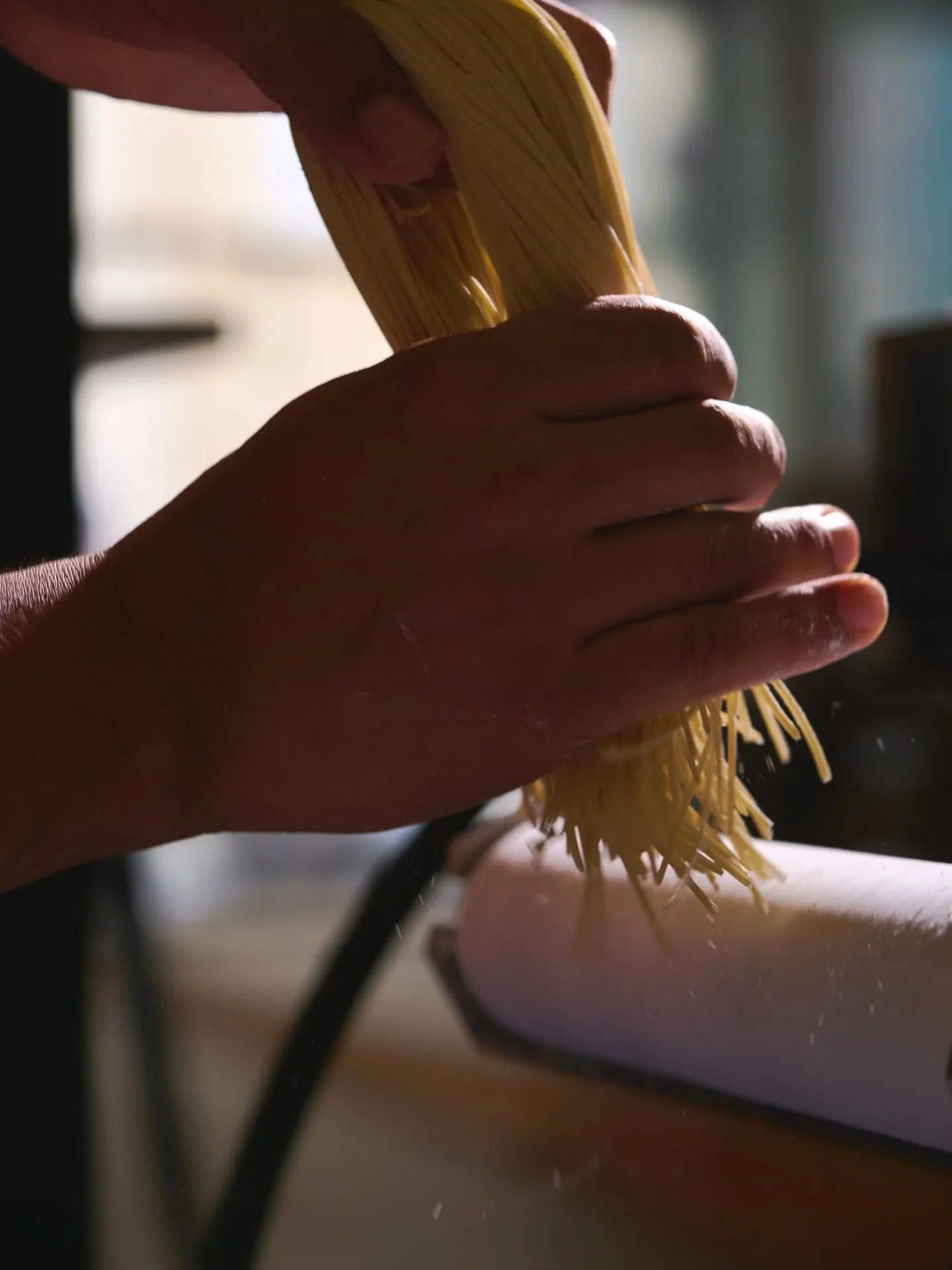 N&atilde;o &eacute; magia. &Eacute; noodle engineering. 🚉
Aqui no Ramen Station os noodles n&atilde;o v&ecirc;m de saco, v&ecirc;m da nossa m&aacute;quina, diretos para a tua ta&ccedil;a. Autenticidade feita &agrave; m&atilde;o, frescura a cada slur