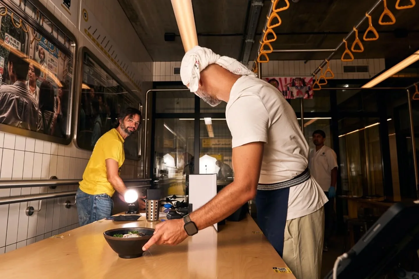 Behind the scenes 🤫📸

Depois de v&aacute;rios dias no Ramen Lab, Ant&oacute;nio e Jo&atilde;o chegaram &agrave; f&oacute;rmula perfeita&hellip; e agora est&atilde;o a fotografar os novos ramens para te abrir o apetite. 🍜🔥

Fica de olho &mdash; al