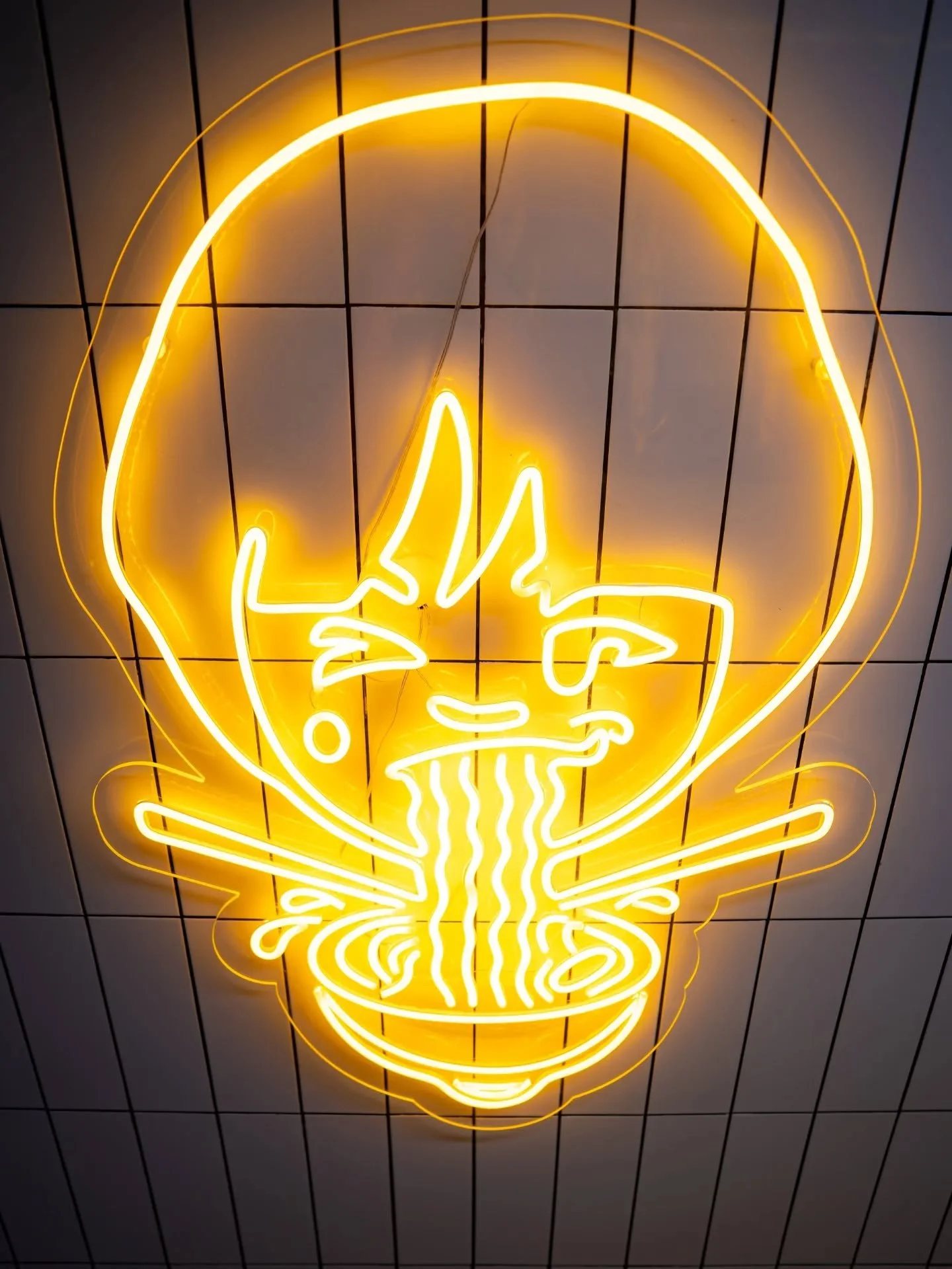 As luzes acendem, o caldo ferve e, por um instante, sentes-te algures em T&oacute;quio.✨

&Eacute; esse o poder dos n&eacute;ons do Ramen Station: transportar-te sem sair do lugar.🚉

🚉 Esta&ccedil;&atilde;o do Campo Pequeno&nbsp;
📍Campo Pequeno, 1