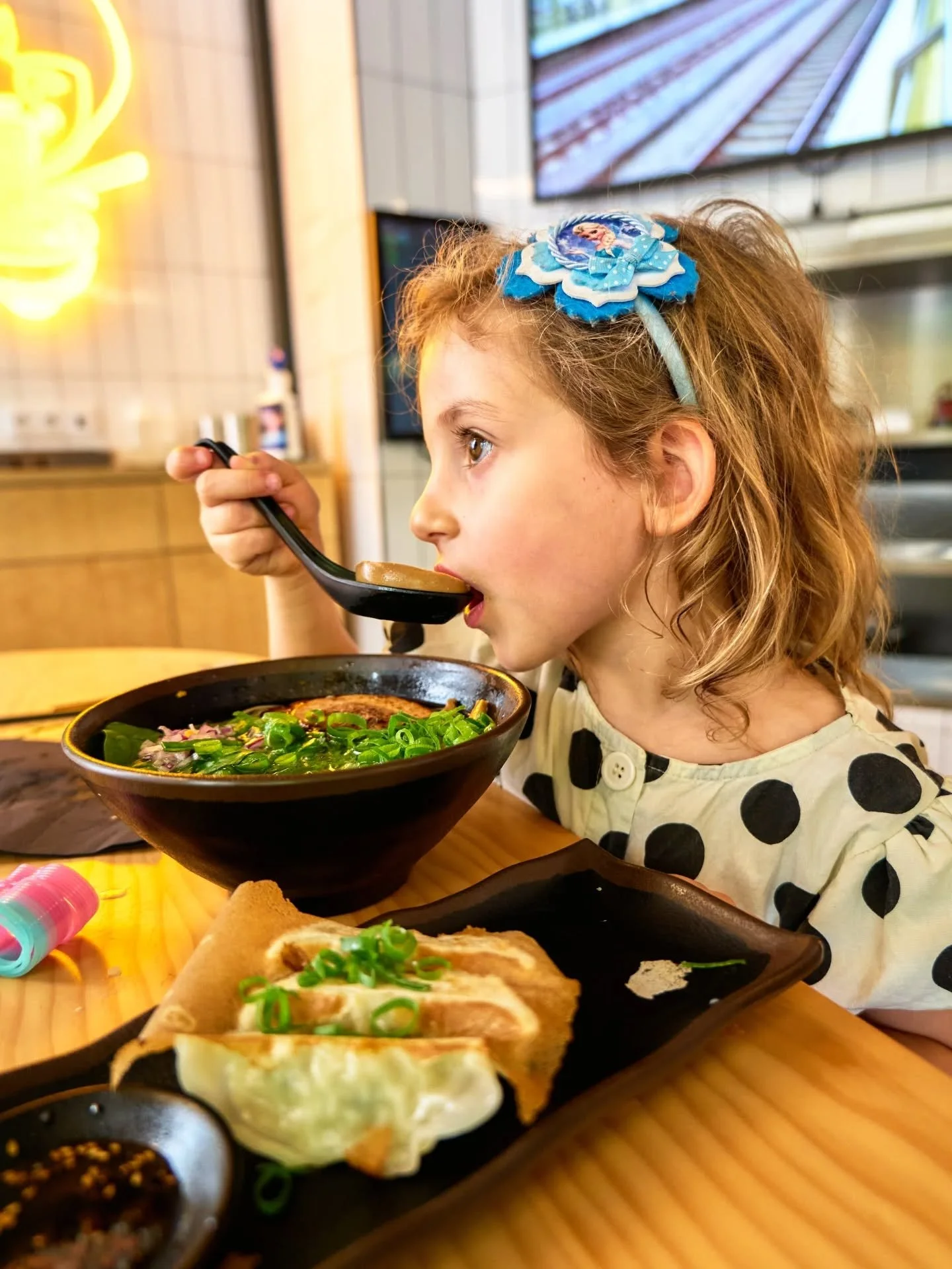 Pequenos slurps, grandes mem&oacute;rias 🍜✨
No Ramen Station, h&aacute; quem comece cedo a apaixonar-se pelo ramen e n&oacute;s adoramos ver cada sorriso entre pauzinhos.😍

🚉 Esta&ccedil;&atilde;o do Campo Pequeno&nbsp;
📍Campo Pequeno, 12, Lisboa