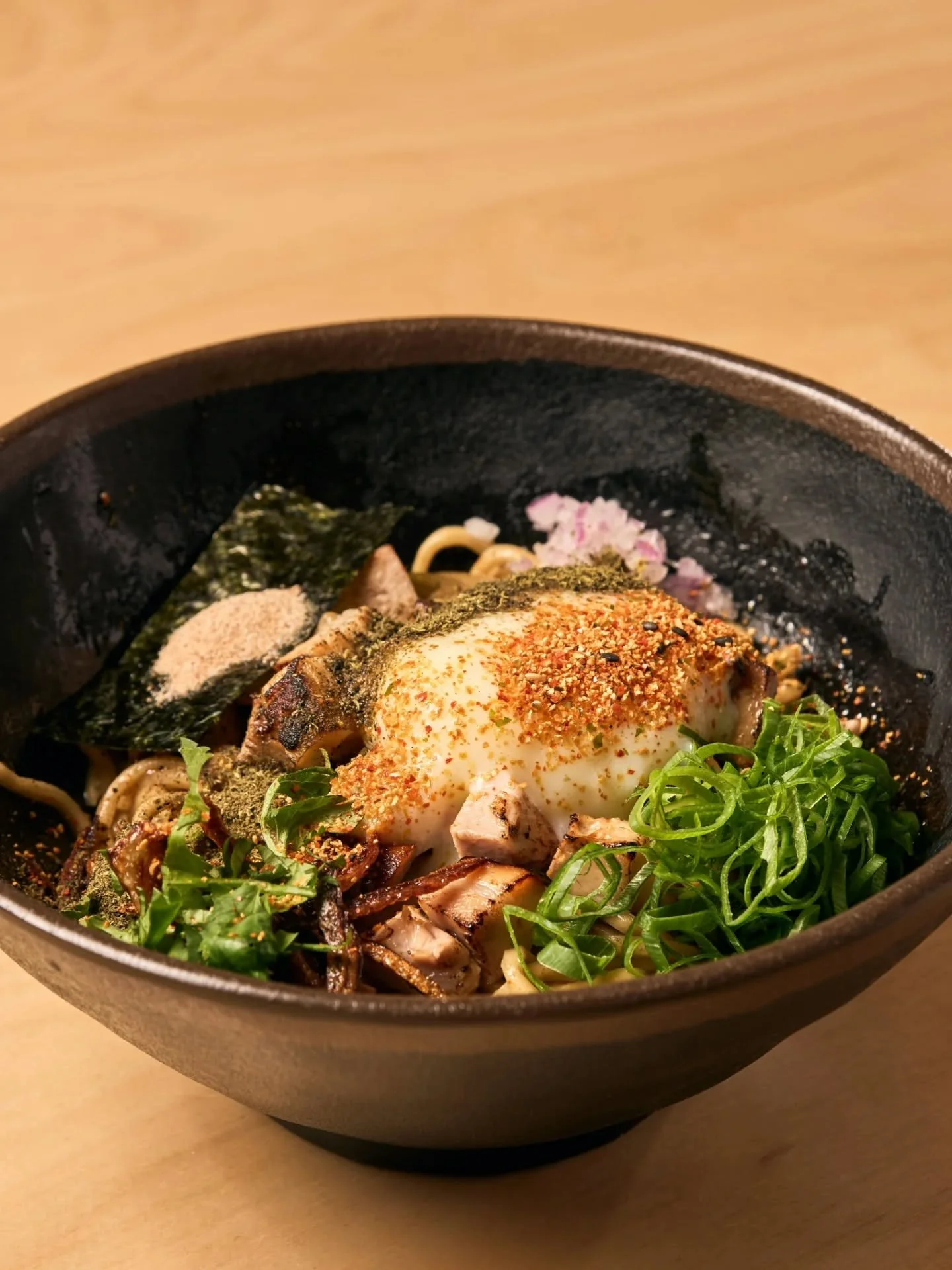 &Agrave;s vezes, o conforto n&atilde;o vem num caldo quente. Vem numa mistura rica de noodles com um molho caseiro cheio de sabor e toppings criteriosamente seleccionados: o nosso Epic Mazemen.

Diferente. Surpreendente. Irresist&iacute;vel. ✨🍜

🚉 