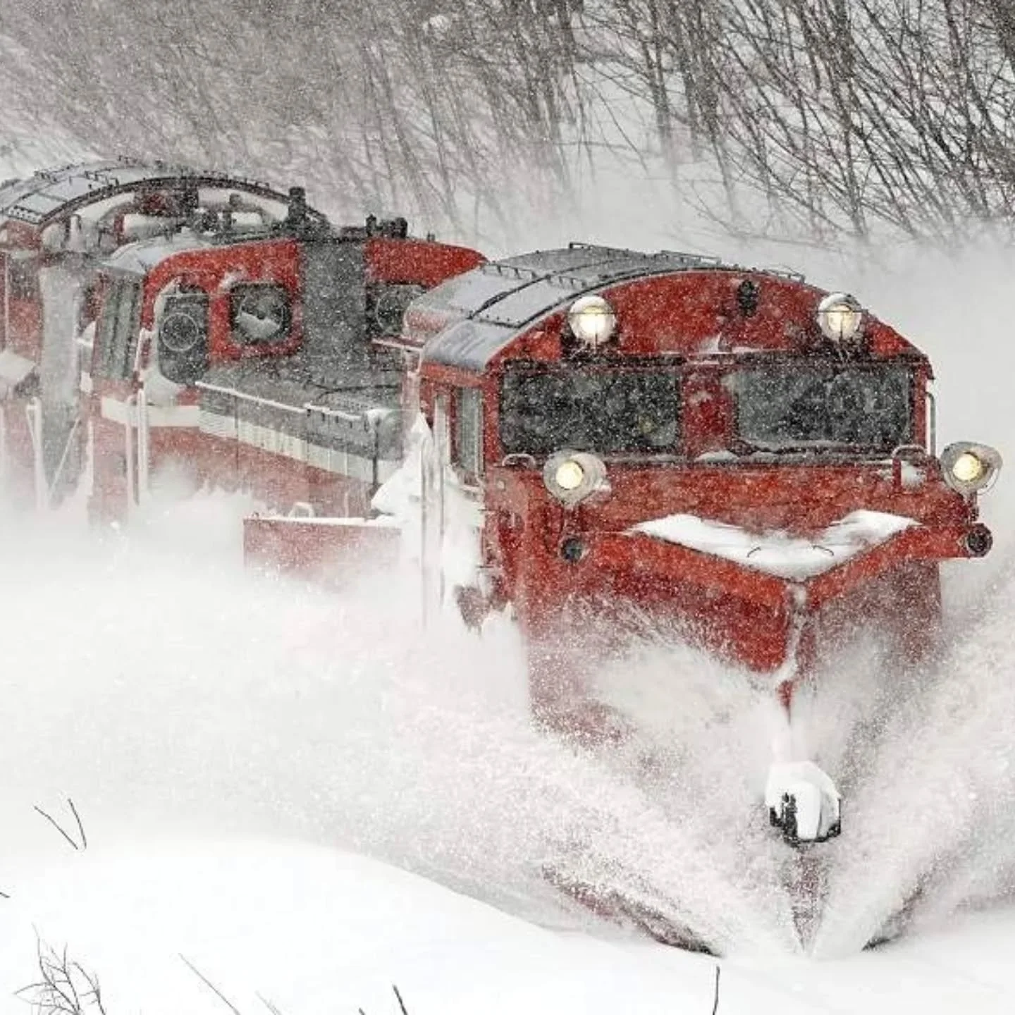 Sabias que no Jap&atilde;o existem comboios equipados para atravessar neve com mais de dois metros de altura? 🚅🌨️
Tecnologia nip&oacute;nica a abrir caminho no inverno.

N&oacute;s por c&aacute; abrimos caminho ao conforto: uma ta&ccedil;a quente d