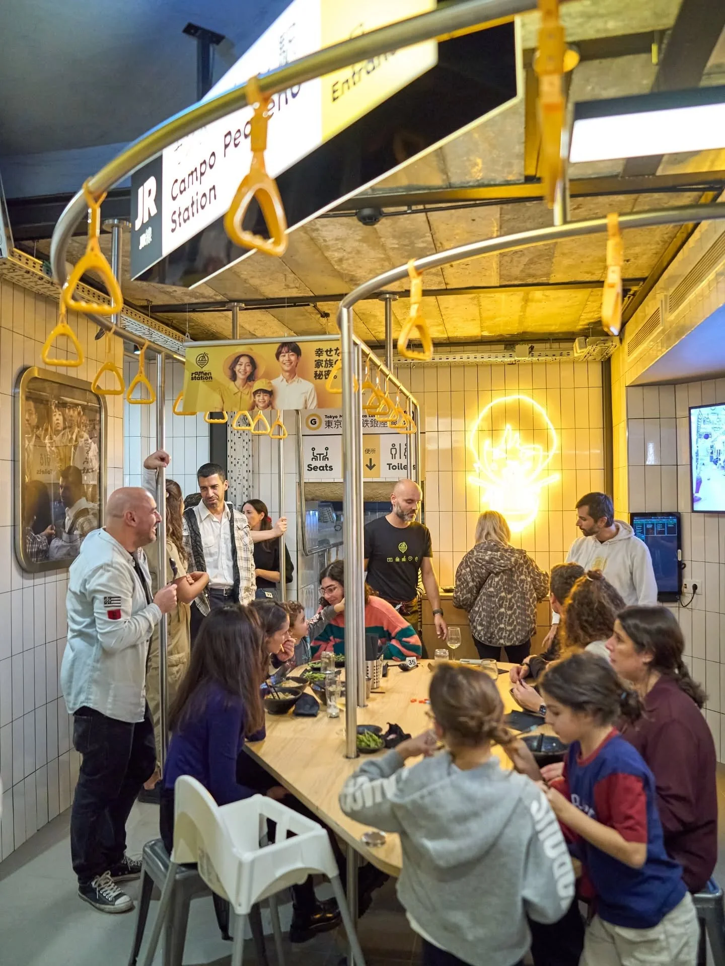 A mesa onde cabem hist&oacute;rias, amigos antigos, encontros inesperados e novos slurps. Aqui sentas-te sem convite e levantas-te com mem&oacute;rias.

Benfica ou Campo Pequeno - h&aacute; sempre lugar &agrave; mesa. 🍜🚉

🚉 Esta&ccedil;&atilde;o d