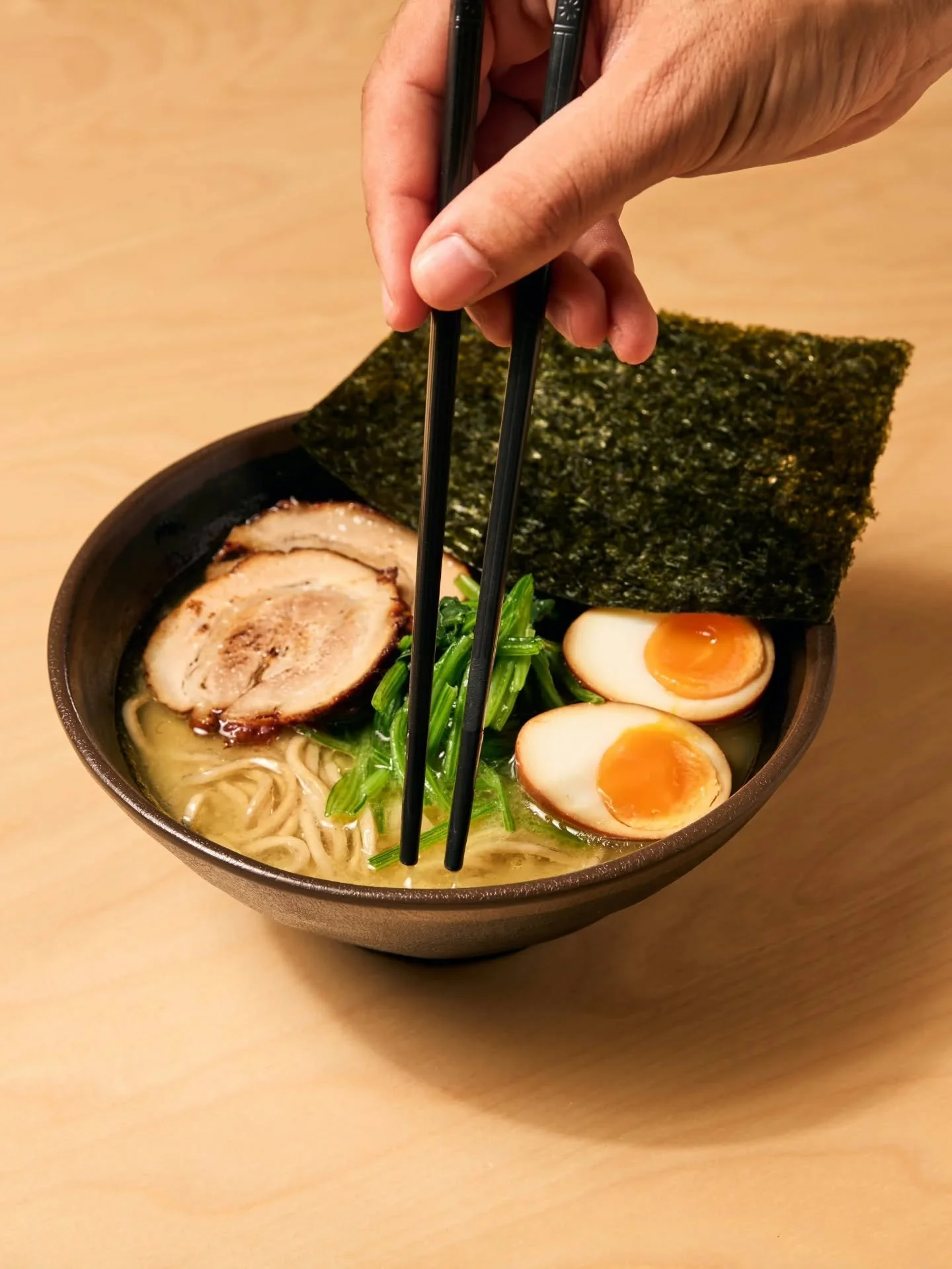 Ressaca do Natal? Hidratamos com caldo quente e slurps. 🍜✨

👉 Embarcas?

🚉 Esta&ccedil;&atilde;o do Campo Pequeno&nbsp;
📍Campo Pequeno, 12, Lisboa
Aberto todos os dias:
🕛 2&ordf; a Dom: 12h00-22h00

🚉 Esta&ccedil;&atilde;o de Benfica
📍Travessa