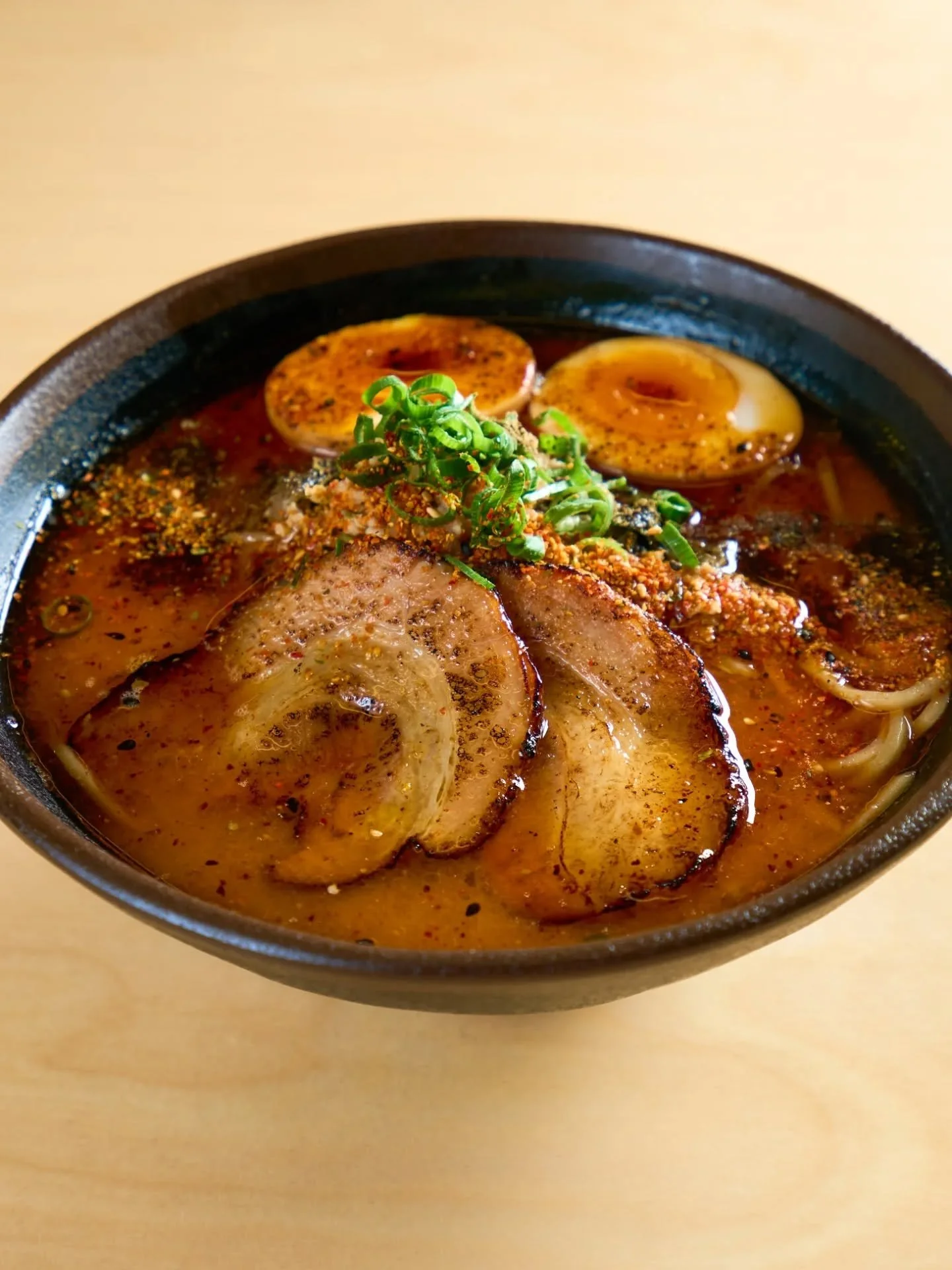 &Eacute; s&oacute; para quem gosta de sentir o ramen a s&eacute;rio.

Picante no ponto certo, miso profundo e personalidade que n&atilde;o pede desculpa.
O Incredible Miso Level 3 n&atilde;o aquece s&oacute; o corpo, acorda a alma! 🌶️🍜

🚉 Esta&cce