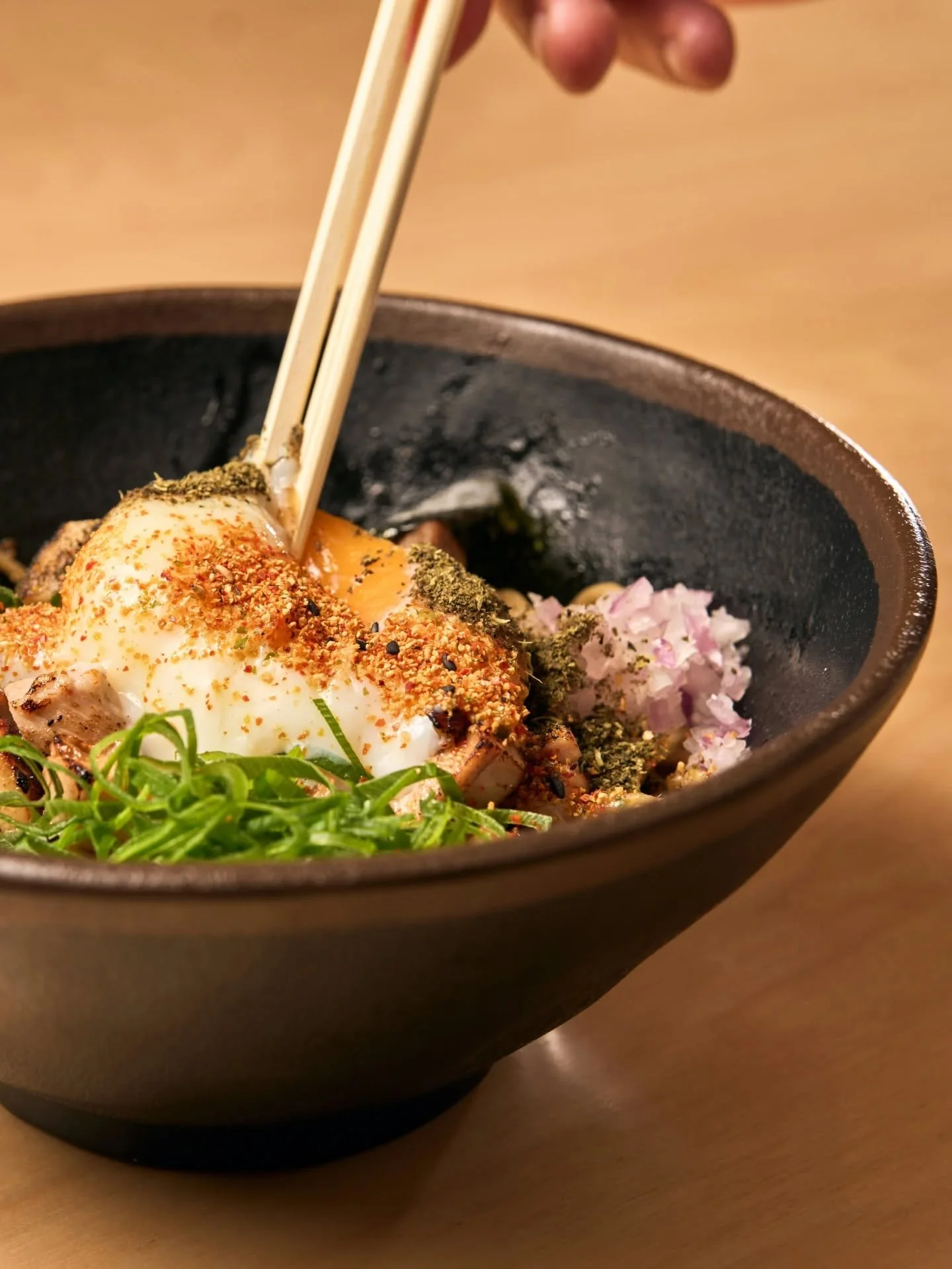 O Mazemen &eacute; diferente, viciante e absurdamente delicioso.🤤

Sem caldo, mas cheio de sabor. Mistura-se tudo: a gema, os noodles, os toppings. E de repente&hellip; tudo faz sentido. &Eacute; daqueles que tens mesmo de provar. (Spoiler: n&atilde