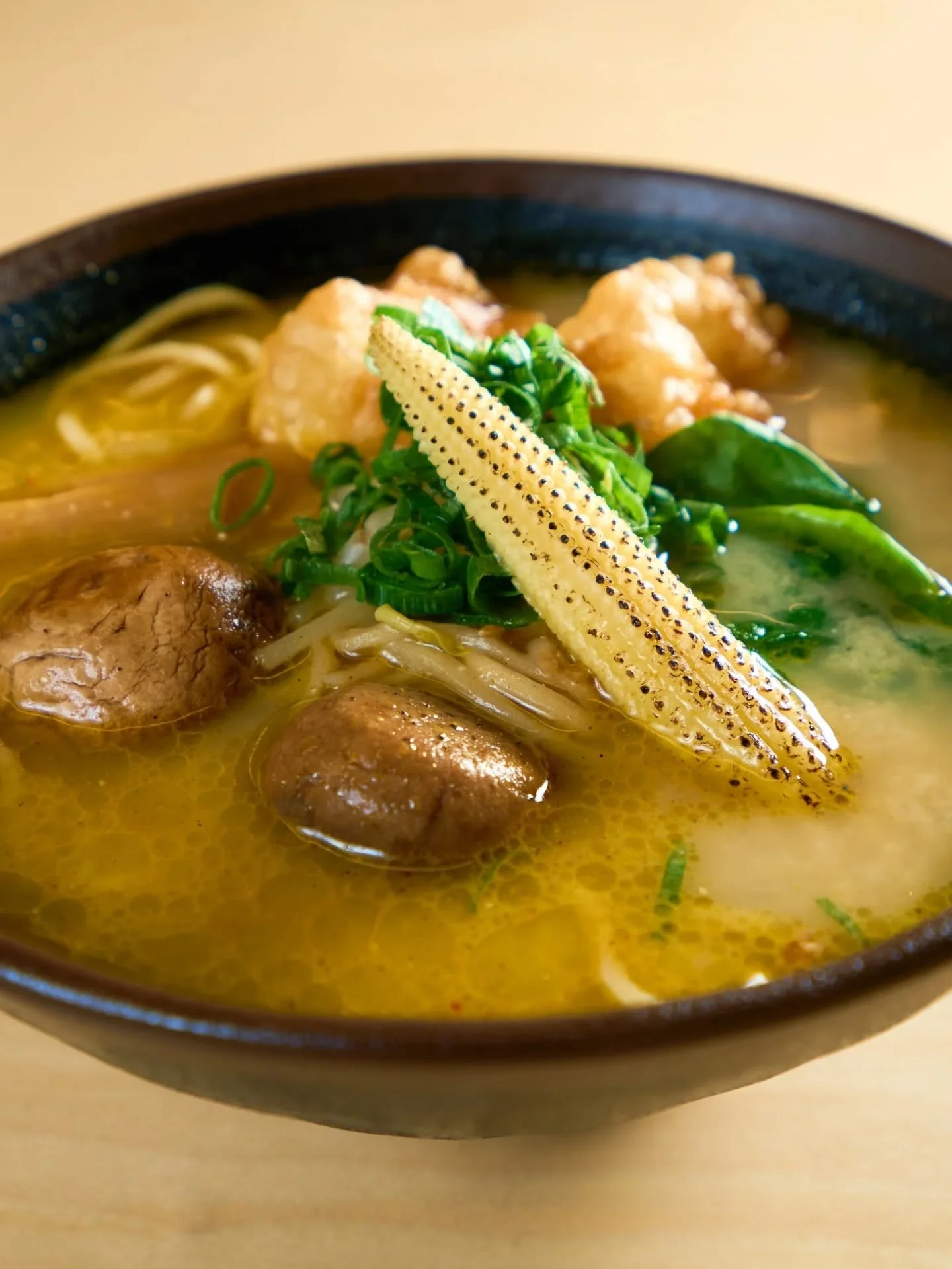 Quem disse que o "reset" de segunda-feira n&atilde;o tem sabor? 🍜✨

O nosso Sublime Vegan &eacute; a prova de que o equil&iacute;brio pode ser intenso. Caldo rico 100% plant-based, noodles artesanais e um mix de toppings que satisfaz qualq