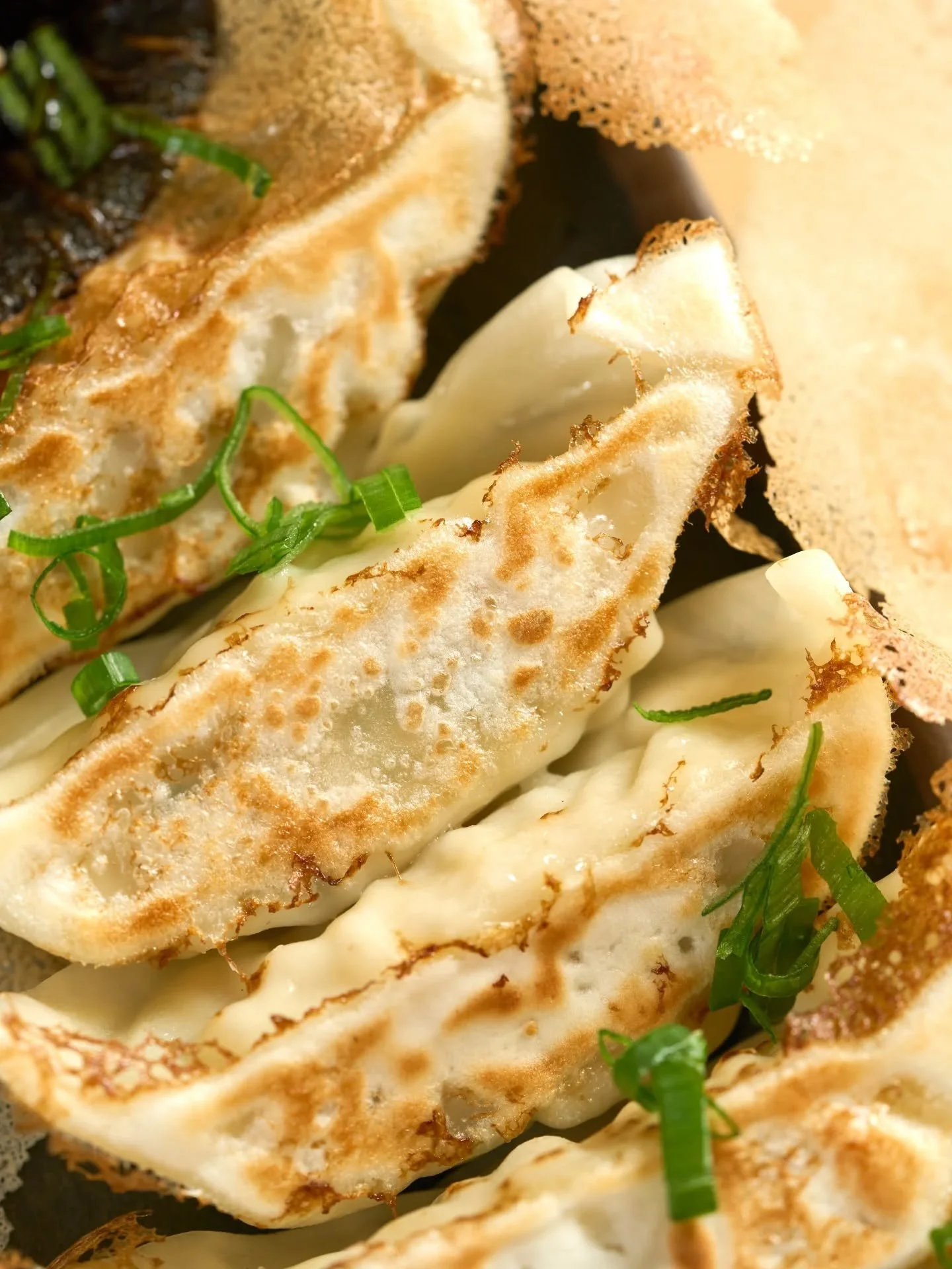 Pequenas, douradas e perigosamente viciantes.
As gyozas come&ccedil;am como entrada&hellip; e por vezes acabam como protagonistas. 🥟☺️

🚉 Esta&ccedil;&atilde;o do Campo Pequeno&nbsp;
📍Campo Pequeno, 12, Lisboa
Aberto todos os dias:
🕛 2&ordf; a 6&