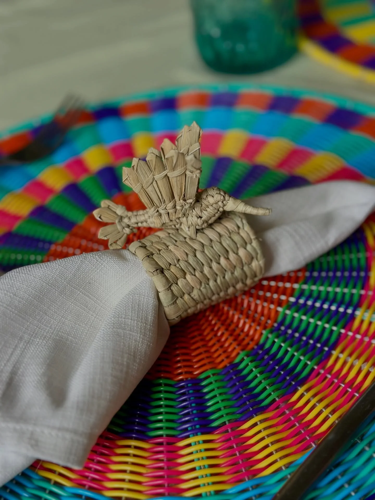 Saturday brunch just got a Mexican upgrade. 
Handwoven placemats from recycled plastic and a hummingbird napkin holder handwoven from 
chuspata 

That&rsquo;s our kind of weekend. 🤩

Shop via link in bio. ⬆️

#RootedInMexico #SaturdayBrunch #Mexican