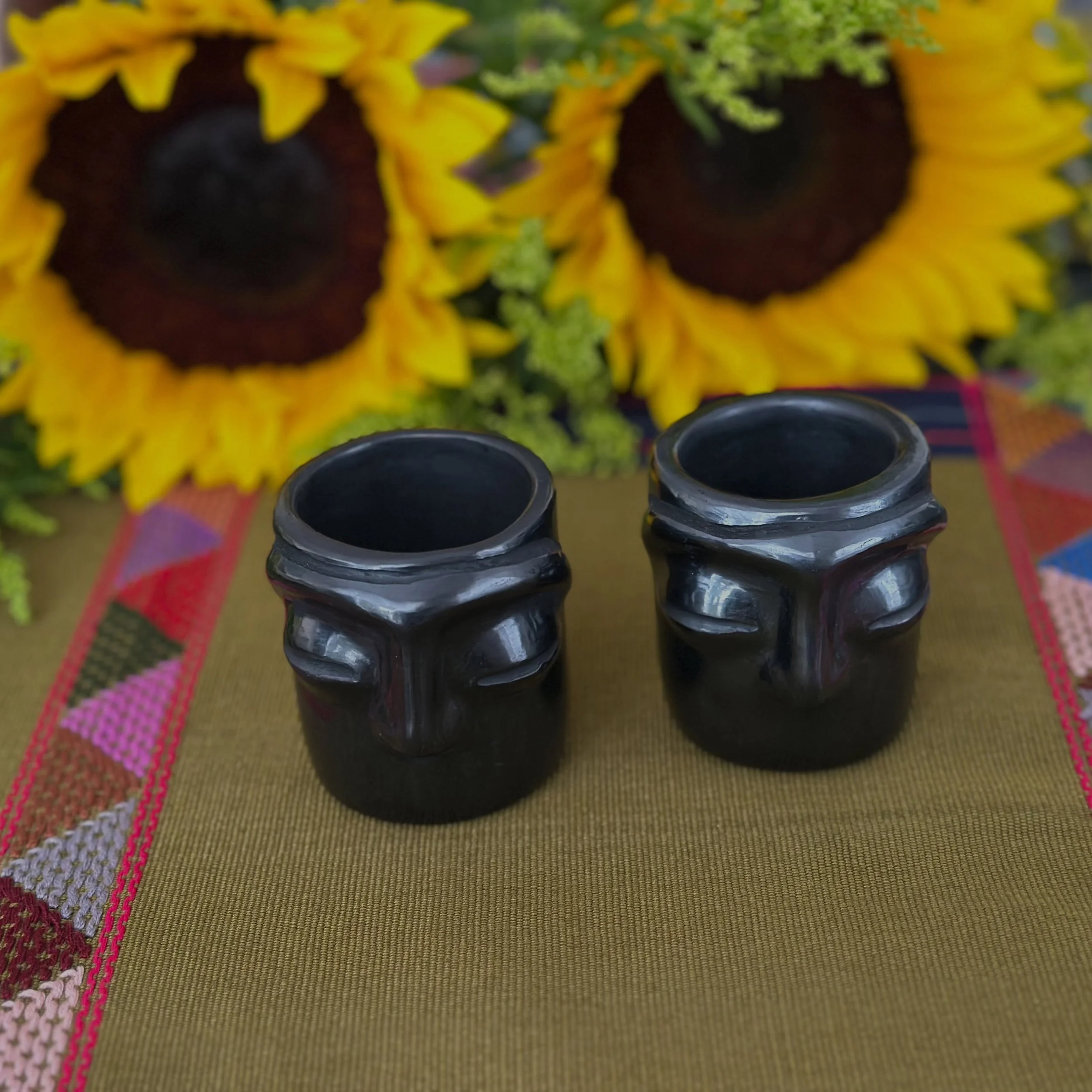 Because your Friday deserves a little of Mexico🇲🇽 

We&rsquo;ve got the barro negro shots for that.
Handcrafted by Fidel and Lorena in San Bartolo Coyotepec, Oaxaca.

Shop via link in bio ⬆️

#RootedInMexico #BarroNegro #MadeInMexico #HandmadeWithL