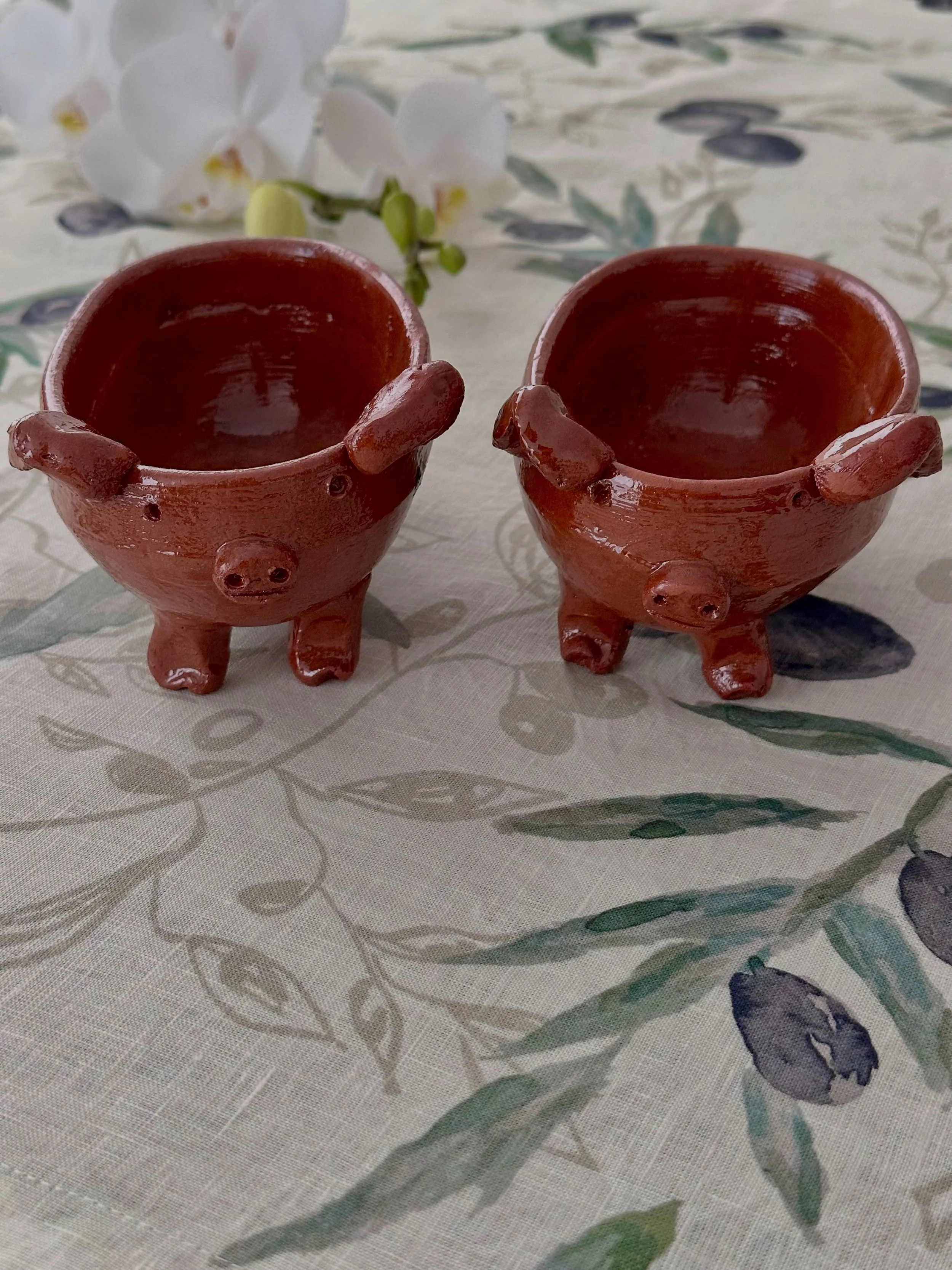 Meet our little puerquitos. 🐷🌿

Handcrafted clay bowls from Patamban, Michoacan, made by Maria de Jesus.
Perfect for snacks, salsa, or just sitting pretty on your table.

Shop via link in bio. ⬆️

#RootedInMexico #MexicanCraft #MadeInMexico #Handma