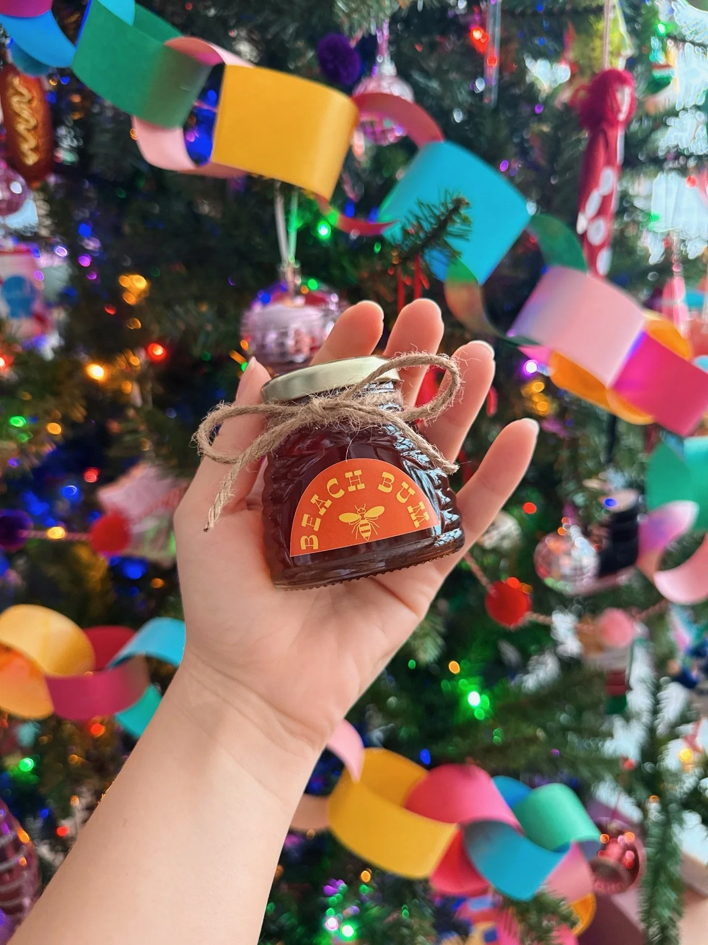 Give the gift of honey this holiday season! ✨🍯

$6 3oz gift jars now available at @mattsfarmmarketnj or by local delivery 🚚