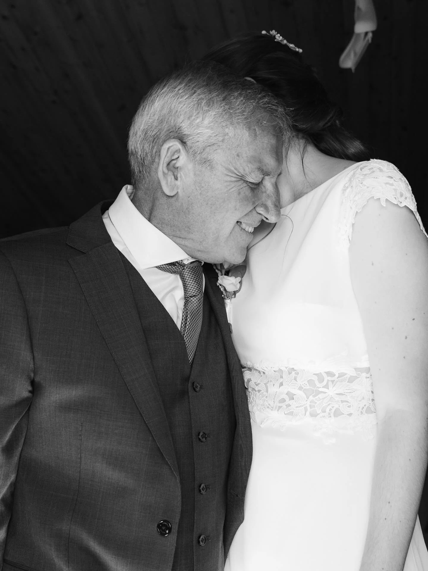 Abrazos que llenan el coraz&oacute;n🧡 Nos encantan estos momentos de emoci&oacute;n que suceden entre los padres y nuestras novias🥹

#fotografiadeboda #fotografiadebodas #fotografadebodas #bodaszaragoza #bodasbarcelona #videodeboda #bodasmadrid #bo
