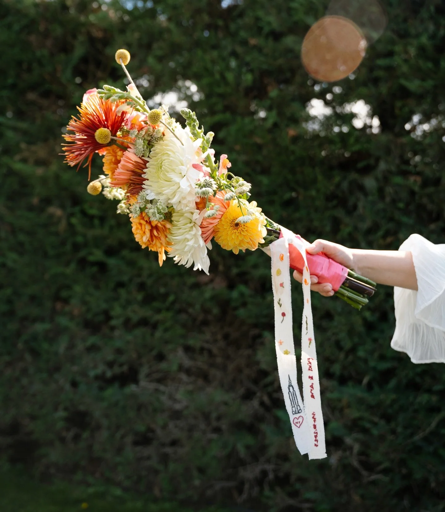 Ramos &uacute;nicos para novias especiales, nos encanta el que llev&oacute; Ana en su boda💐

Novia: @anaolcina 
Ramo: @laseptimaflor