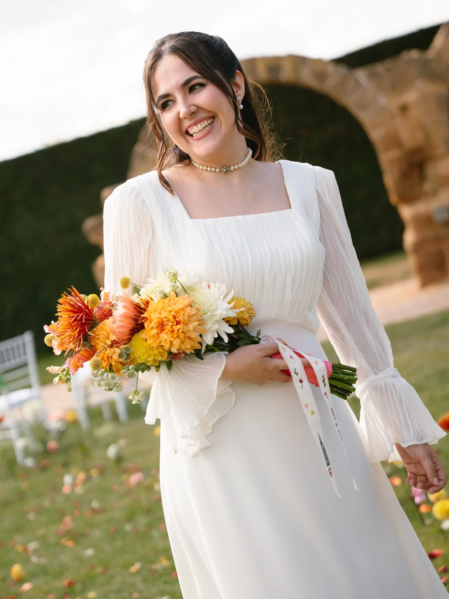 Ana estaba radiante con el vestido de sus sue&ntilde;os, &iexcl;no sab&eacute;is qu&eacute; boda tan bonita tuvieron Miki y ella 🧡!

Novia: @anaolcina 
Vestido: @elenanavarroatelier 
Ramo: @laseptimaflor
