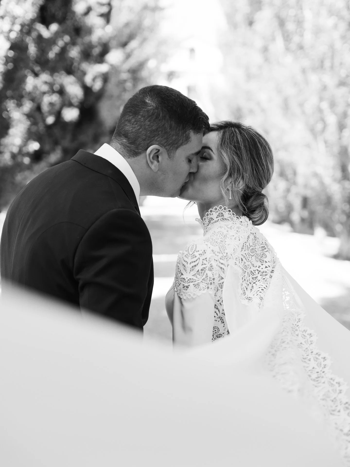 &iquest;C&oacute;mo no os hab&iacute;amos ense&ntilde;ado todav&iacute;a estos dos fotones de la boda de Alazne y David? Qu&eacute; pareja tan bonita y qu&eacute; d&iacute;a tan feliz vivimos con ellos!🧡

Finca: @soto_de_bruil 
Vestido: @silviaferna
