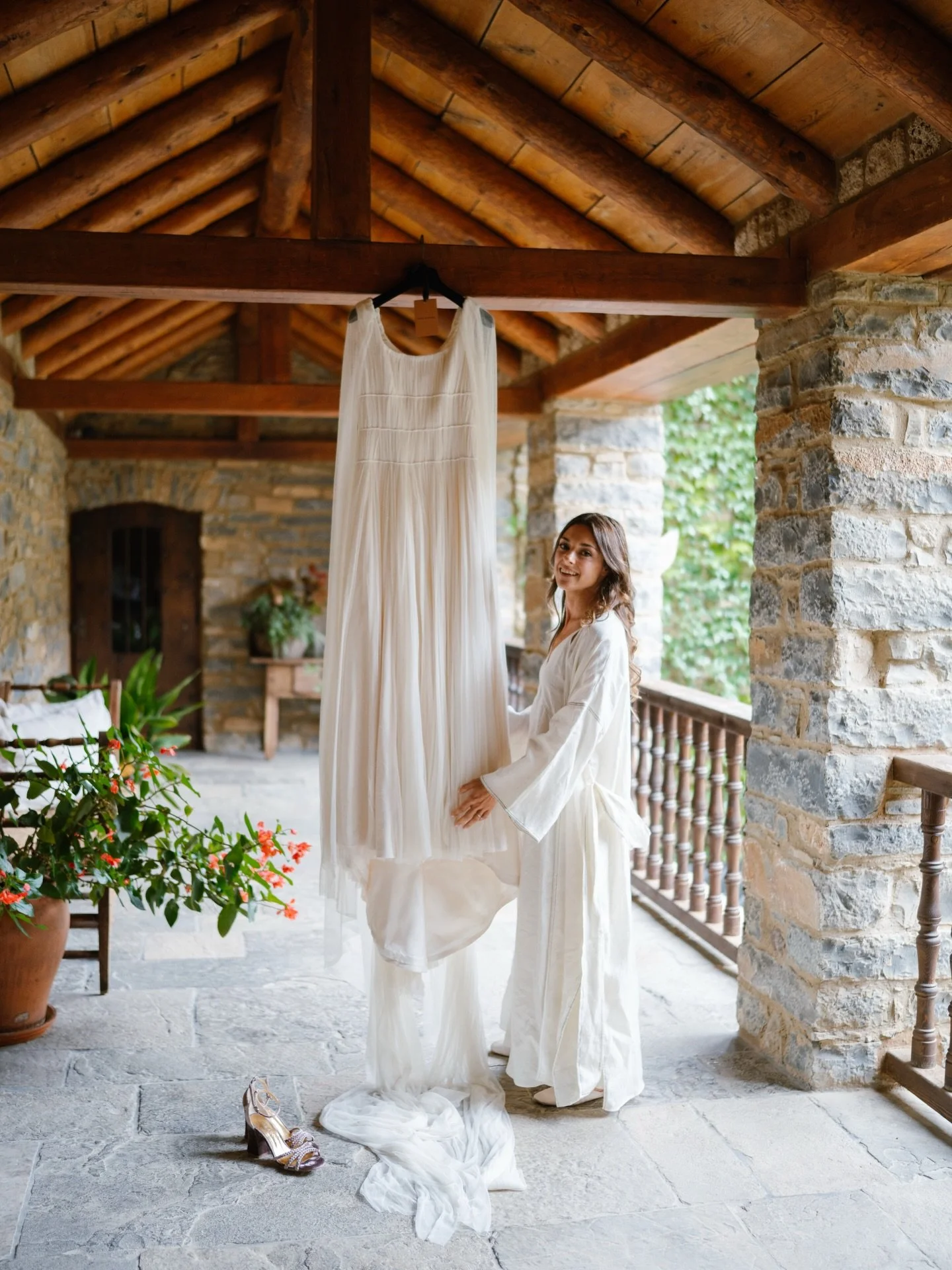 Momentos de los preparativos de la boda de Mar&iacute;a con Gonzalo en el Pirineo. Cada vez que recordamos esta boda, nos viene una sonrisa de oreja a oreja. &iexcl;Qu&eacute; d&iacute;a tan precioso compartimos con ellos y qu&eacute; suerte document