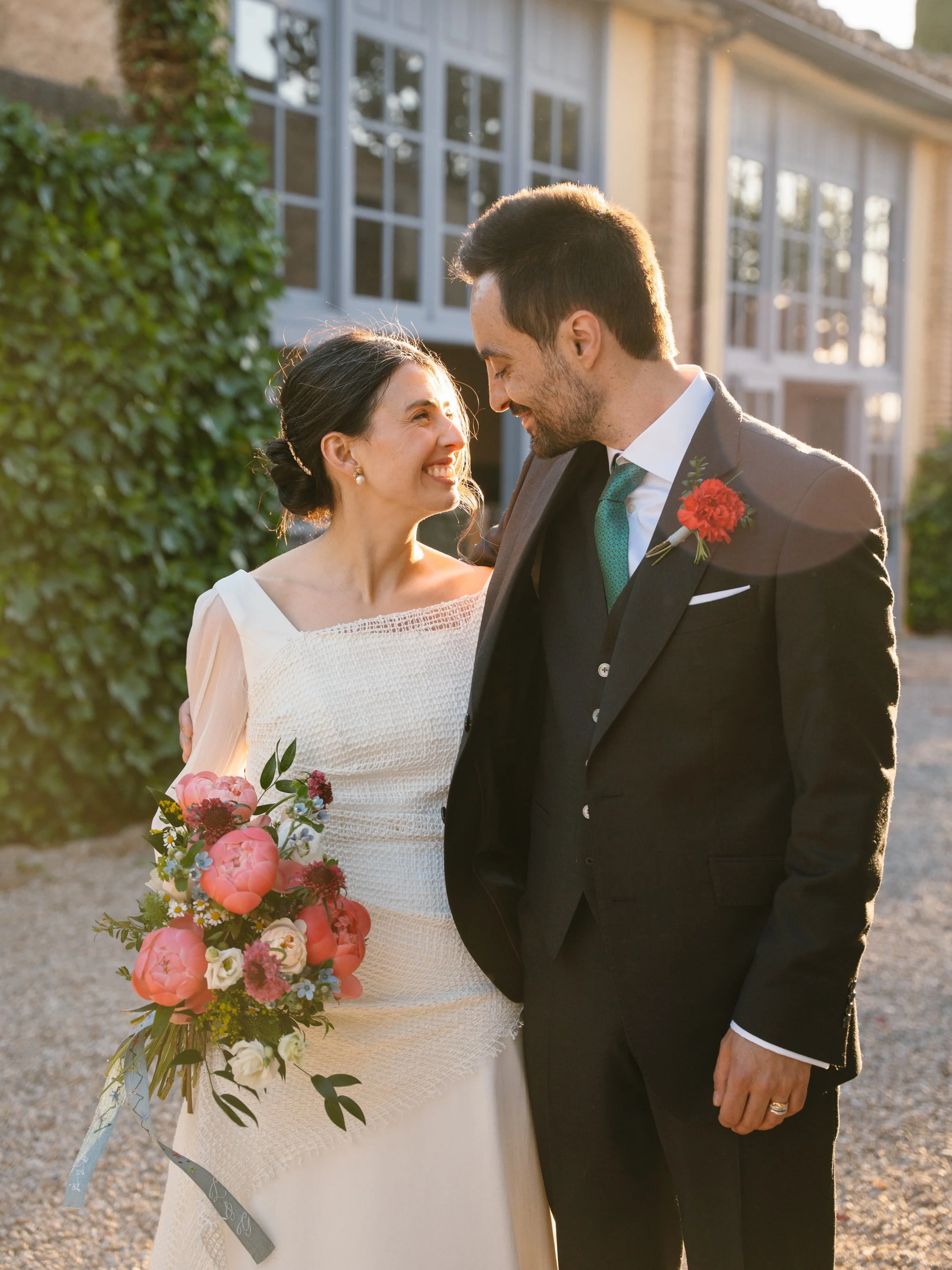 La emoci&oacute;n despu&eacute;s del s&iacute; quiero de Laura y Guille✨ Qu&eacute; bonito es acompa&ntilde;aros, afortunados de disfrutar tanto de este trabajo🧡🥹

Finca: @torre_del_pino 
Vestido: @marthapeters_atelier 
Flores: @boogaloovegetal 
Ma